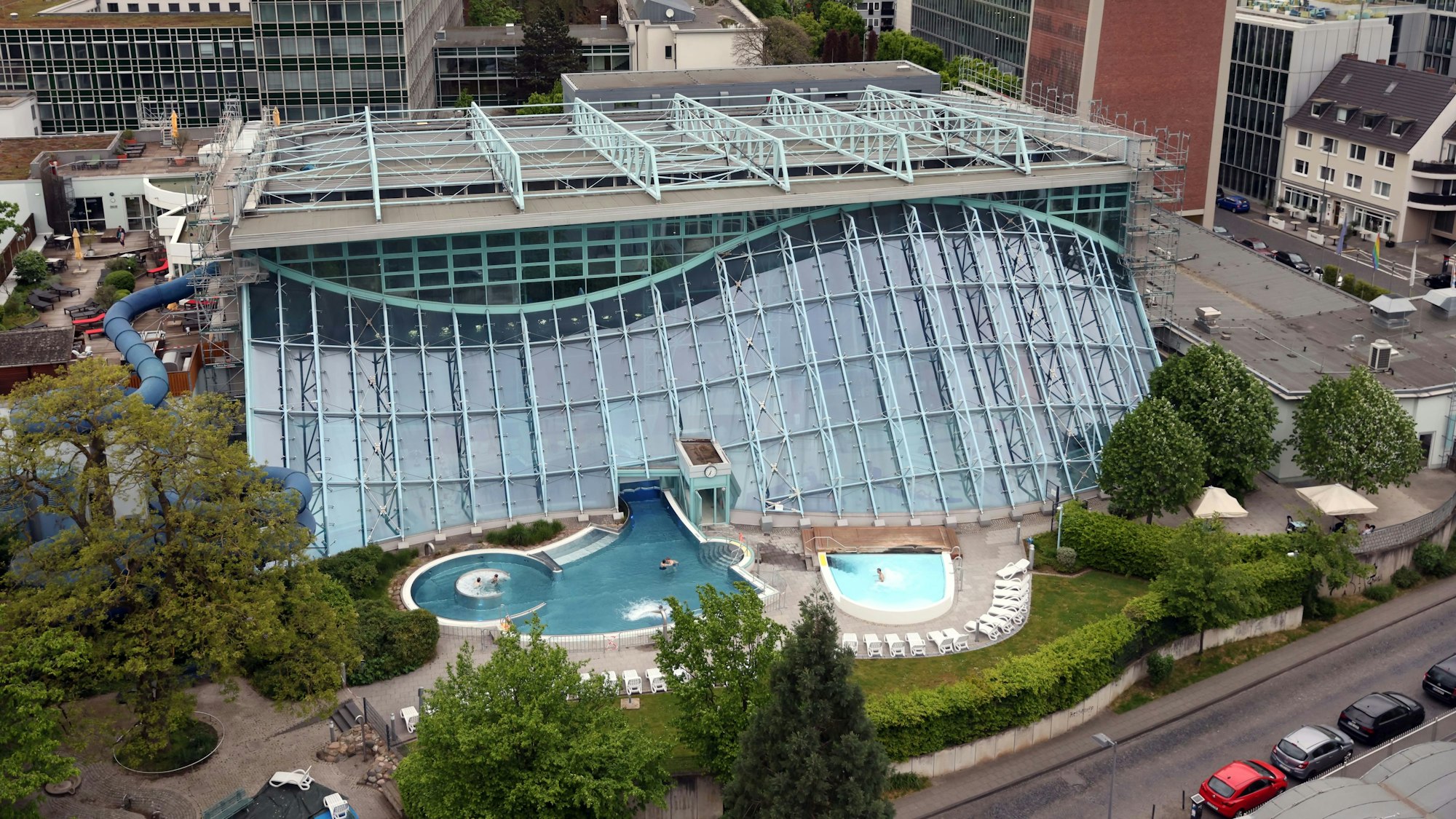 Mit den Sanierungen im Agrippabad soll Ende 2025 begonnen werden.Charakteristisch für das Bad ist die schräge Fassade, die ersetzt und verändert werden soll.