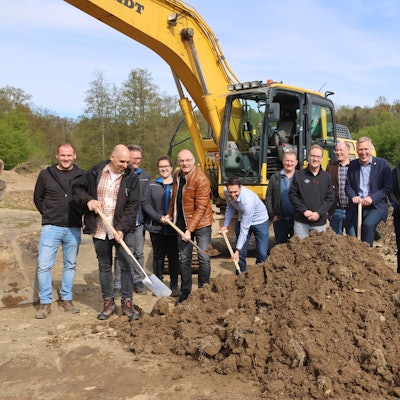 Für den Neubau eines Retentionsbodenfilterbecken in der Nümbrechter Ortschaft Homburg-Bröl griffen nun auch (von links) Unternehmer Matthias Behle, Thomas Pilawa (Bauunternehmen Schmidt), Jörg Stollenwerk (Bezirksregierung), Uwe Moshage (Aggerverband), Bürgermeister Hilko Redenius und Axel Triphan (Aggerverband). Unser Foto zeigt die Gruppe auf der Baustelle.