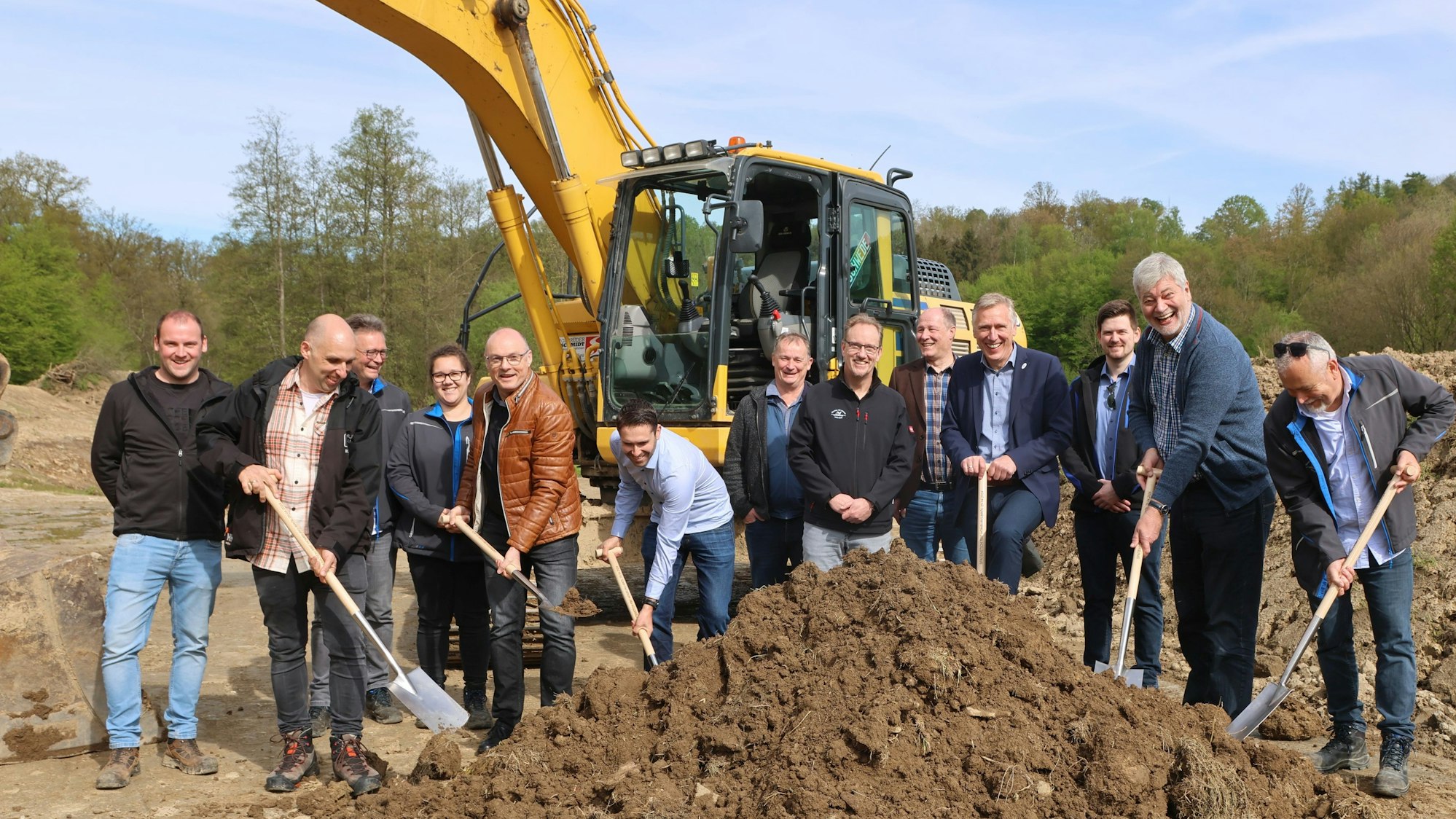 Für den Neubau eines Retentionsbodenfilterbecken in der Nümbrechter Ortschaft Homburg-Bröl griffen nun auch (von links) Unternehmer Matthias Behle, Thomas Pilawa (Bauunternehmen Schmidt), Jörg Stollenwerk (Bezirksregierung), Uwe Moshage (Aggerverband), Bürgermeister Hilko Redenius und Axel Triphan (Aggerverband). Unser Foto zeigt die Gruppe auf der Baustelle.