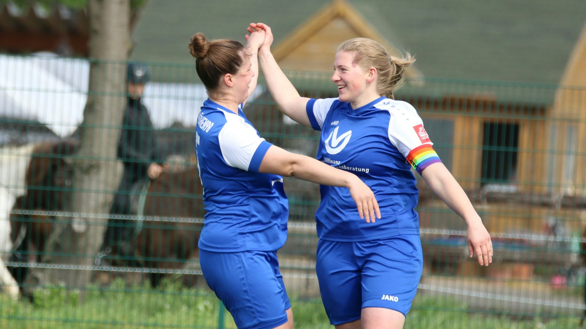 Die Erfthöhen-Spielführerin jubelt mit einer Mitspielerin.