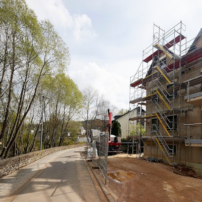 Noch ist das Gebäude eingerüstet und noch nicht verputzt, wie auf dem Foto zu sehen ist.