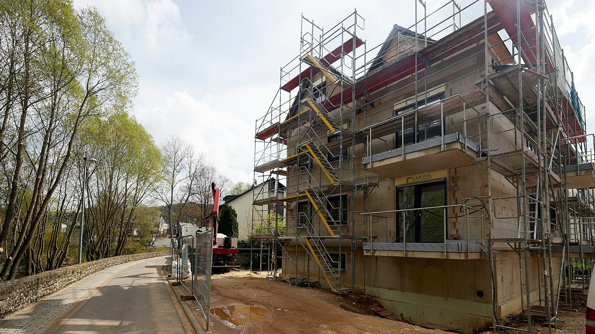 Noch ist das Gebäude eingerüstet und noch nicht verputzt, wie auf dem Foto zu sehen ist.