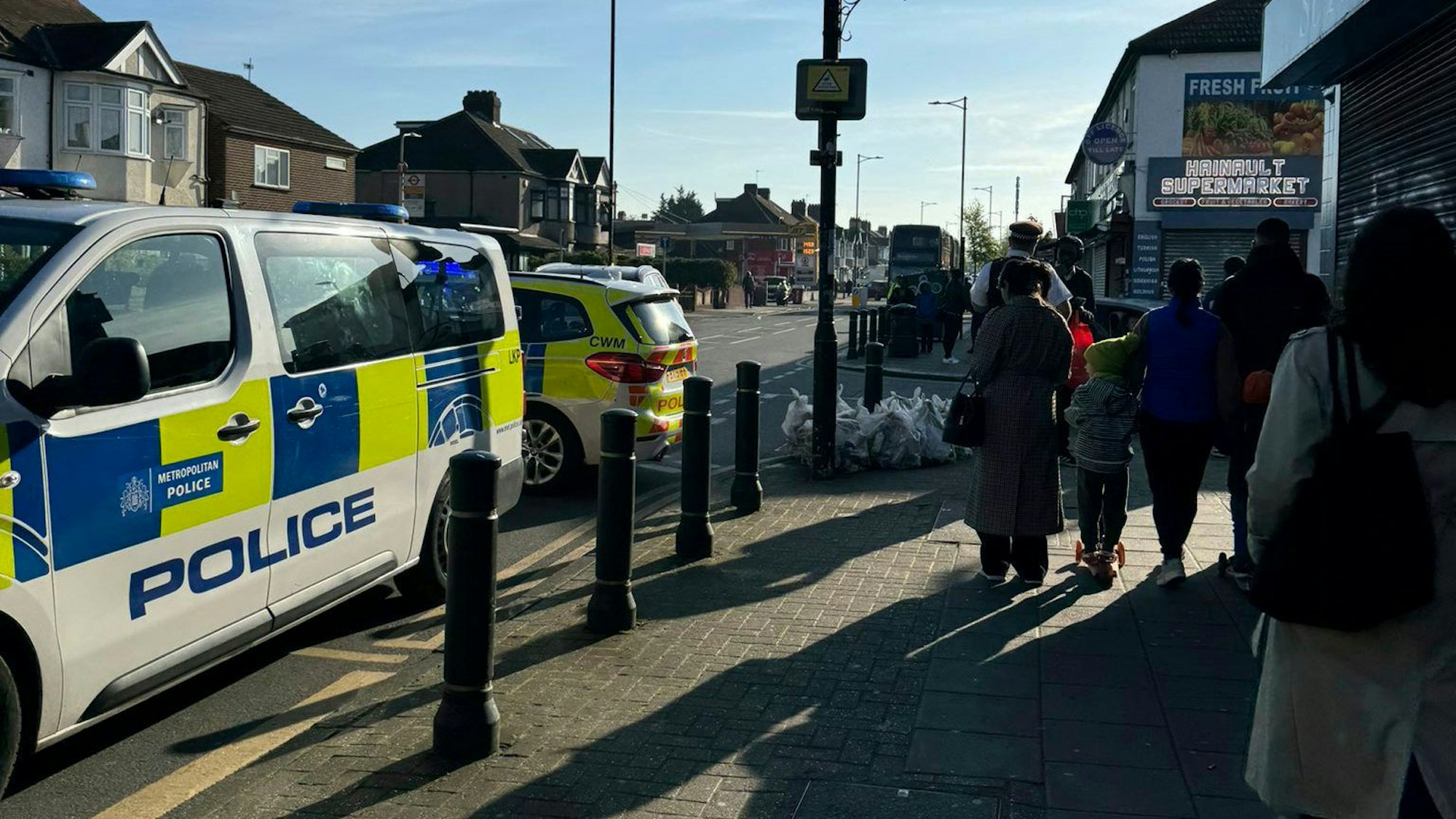 Die Londoner Polizei sperrt eine Straße im Stadtteil Hainault, wo ein Bewaffneter mehrere Personen mit einem Schwert verletzt haben soll.