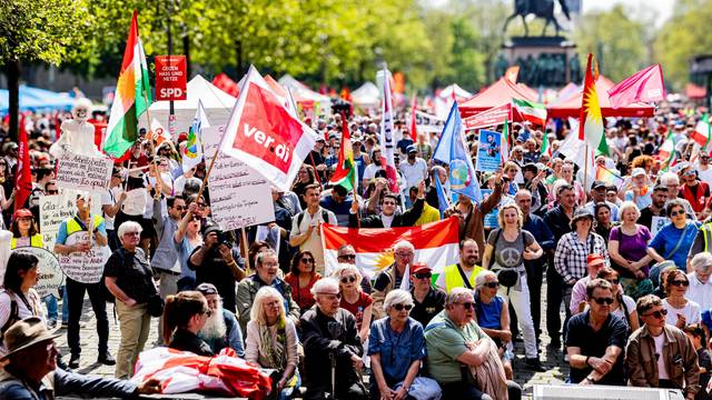 Demonstration zum 1. Mai auf dem Kölner Heumarkt.