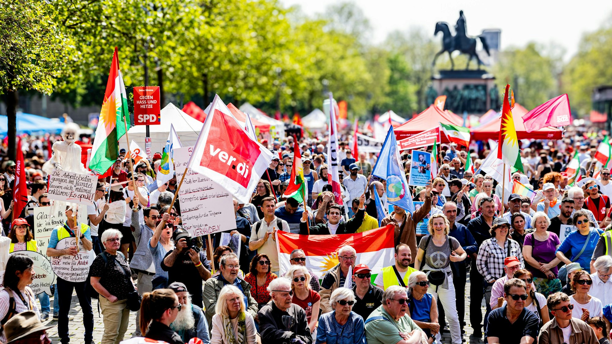 Demonstration zum 1. Mai auf dem Kölner Heumarkt.