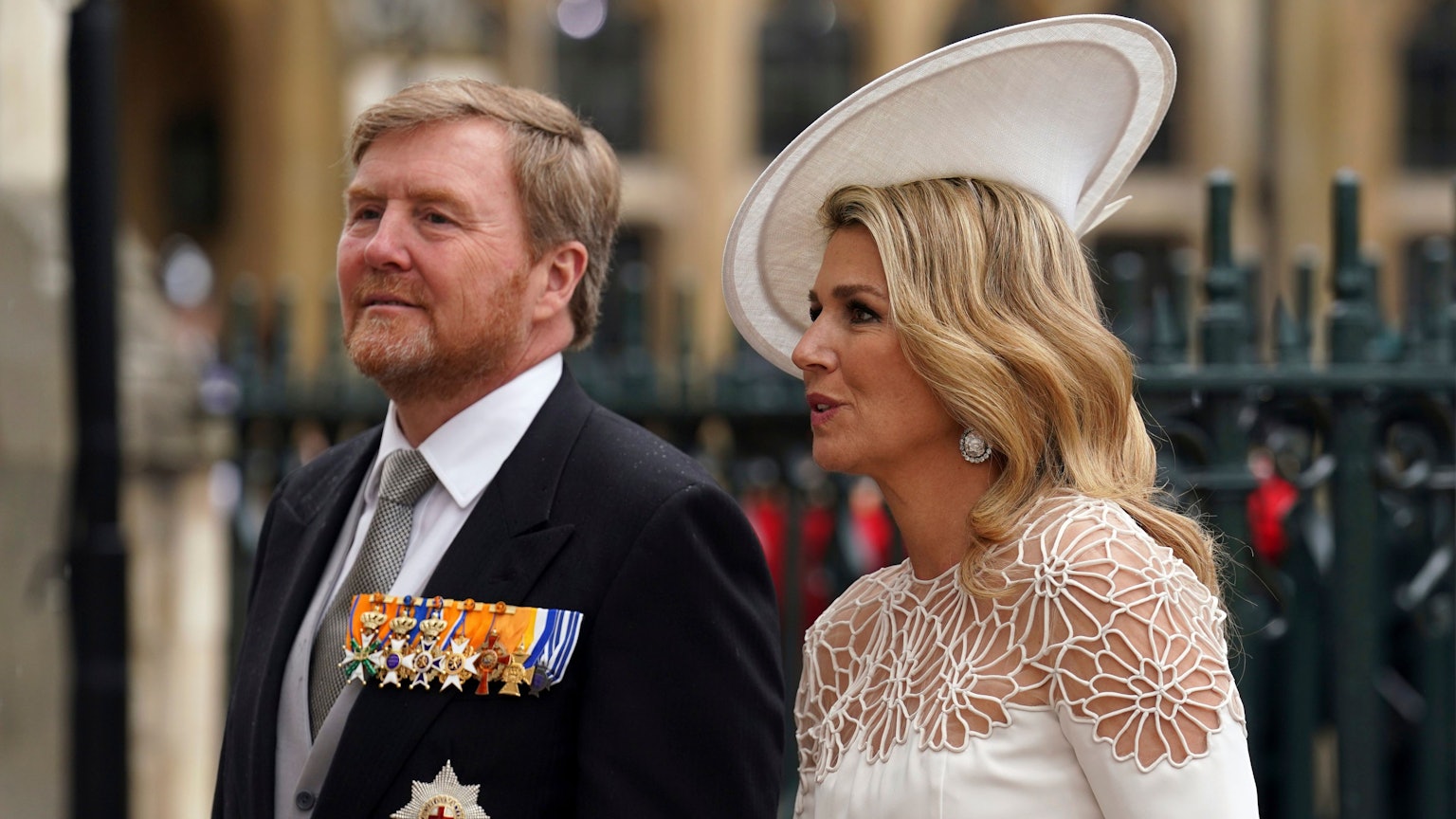 Willem-Alexander, König der Niederlande, und Maxima, Königin der Niederlande, treffen vor der Krönung von König Charles III. und Königsgemahlin Camilla in der Westminster Abbey ein.