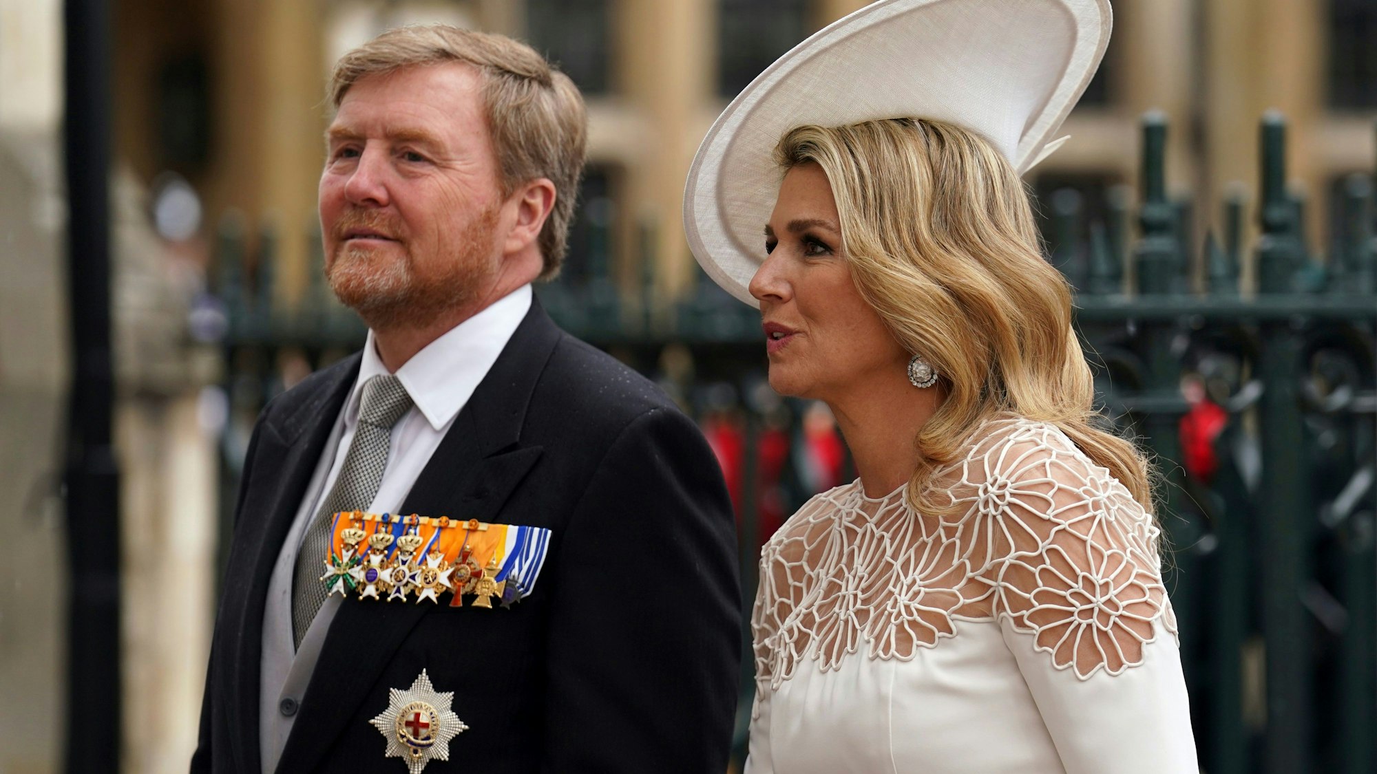 Willem-Alexander, König der Niederlande, und Maxima, Königin der Niederlande, treffen vor der Krönung von König Charles III. und Königsgemahlin Camilla in der Westminster Abbey ein.