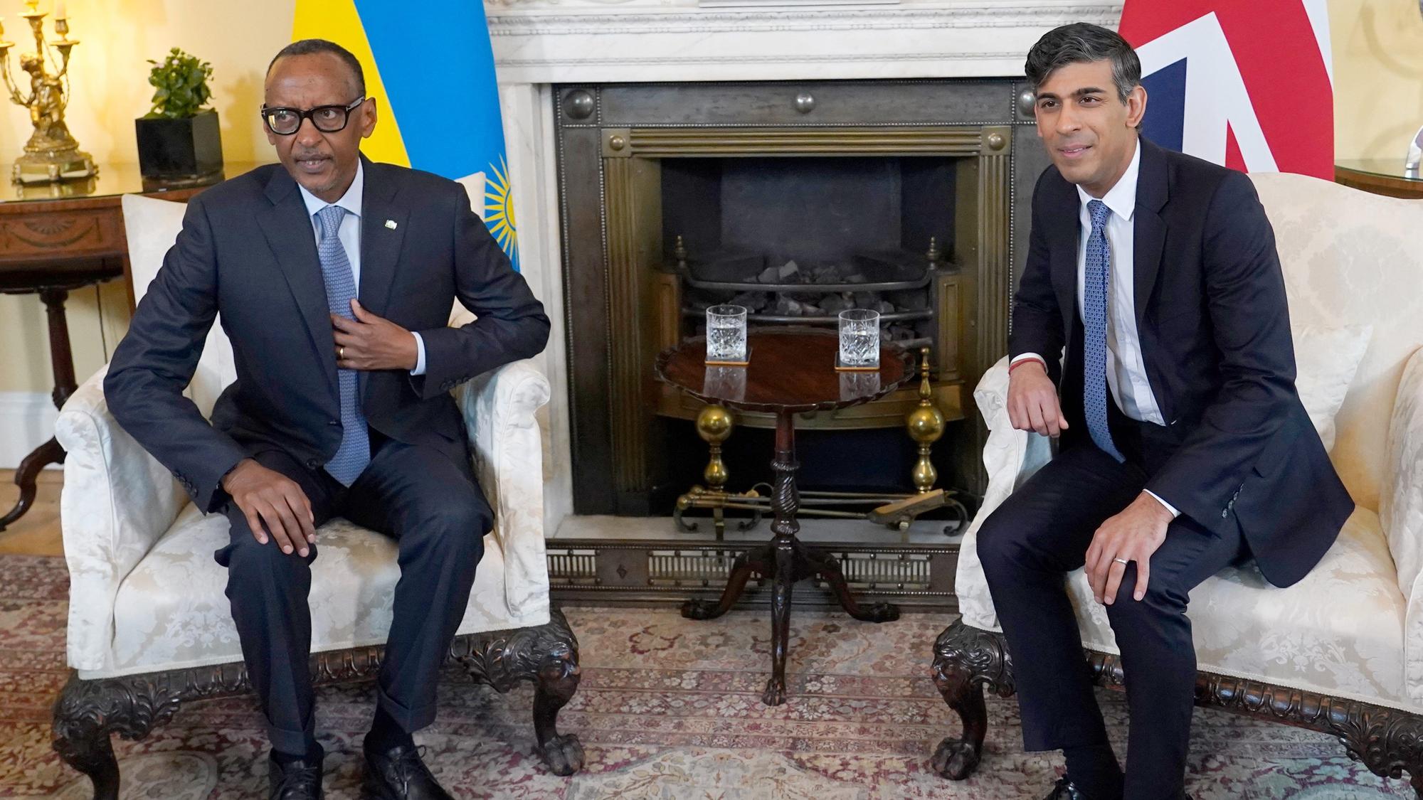 Rishi Sunak (r), Premierminister von Großbritannien, und Paul Kagame, Präsident von Ruanda, sitzen bei einem Treffen in der Downing Street 10.