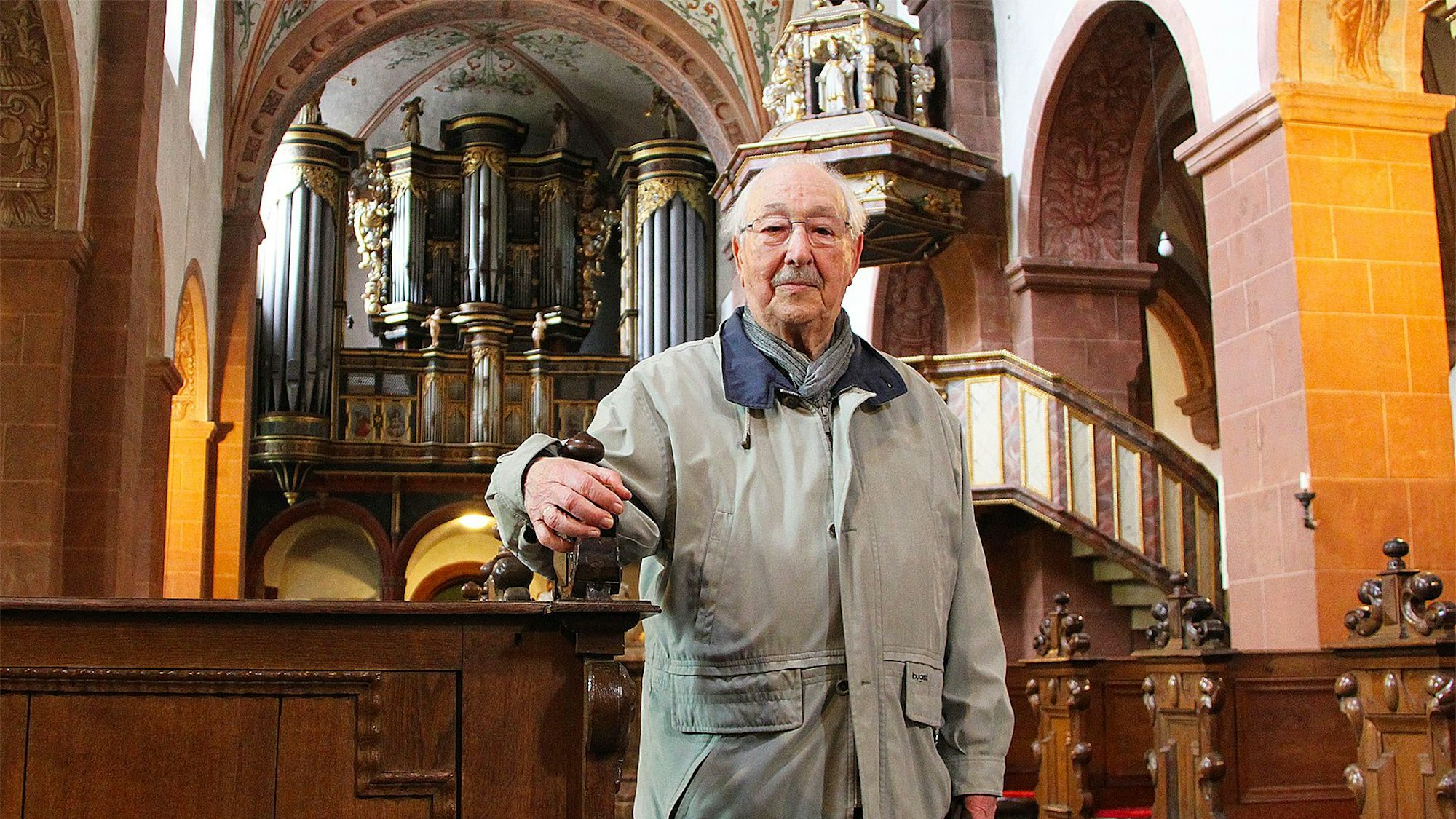 Hans-Peter Göttgens im Innenraum der prächtigen Basilika.