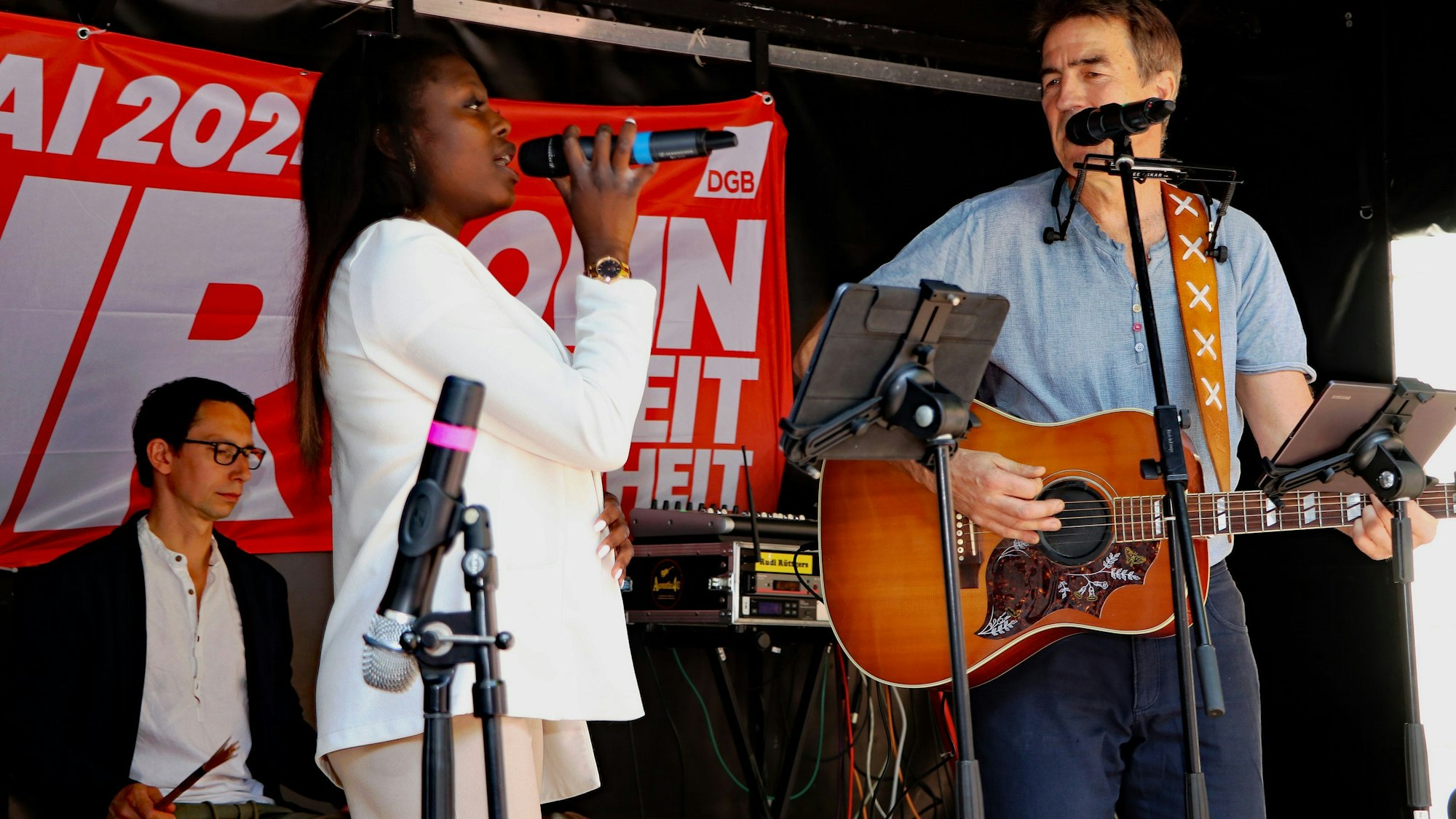 Für die musikalische Umrahmung sorgten Gloria Massamba und die Gruppe Acoustic4u.