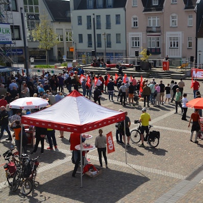Traditionell lädt die IG Metall am 1. Mai, dem „Tag der Arbeit“, auf den Bismarckplatz nach Gummersbach ein. Dort eröffnete Gewerkschaftssekretär Haydar Tokmak den Reigen der Rednerinnen und Redner. Das Foto zeigt den Platz aus höherer Perspektive.