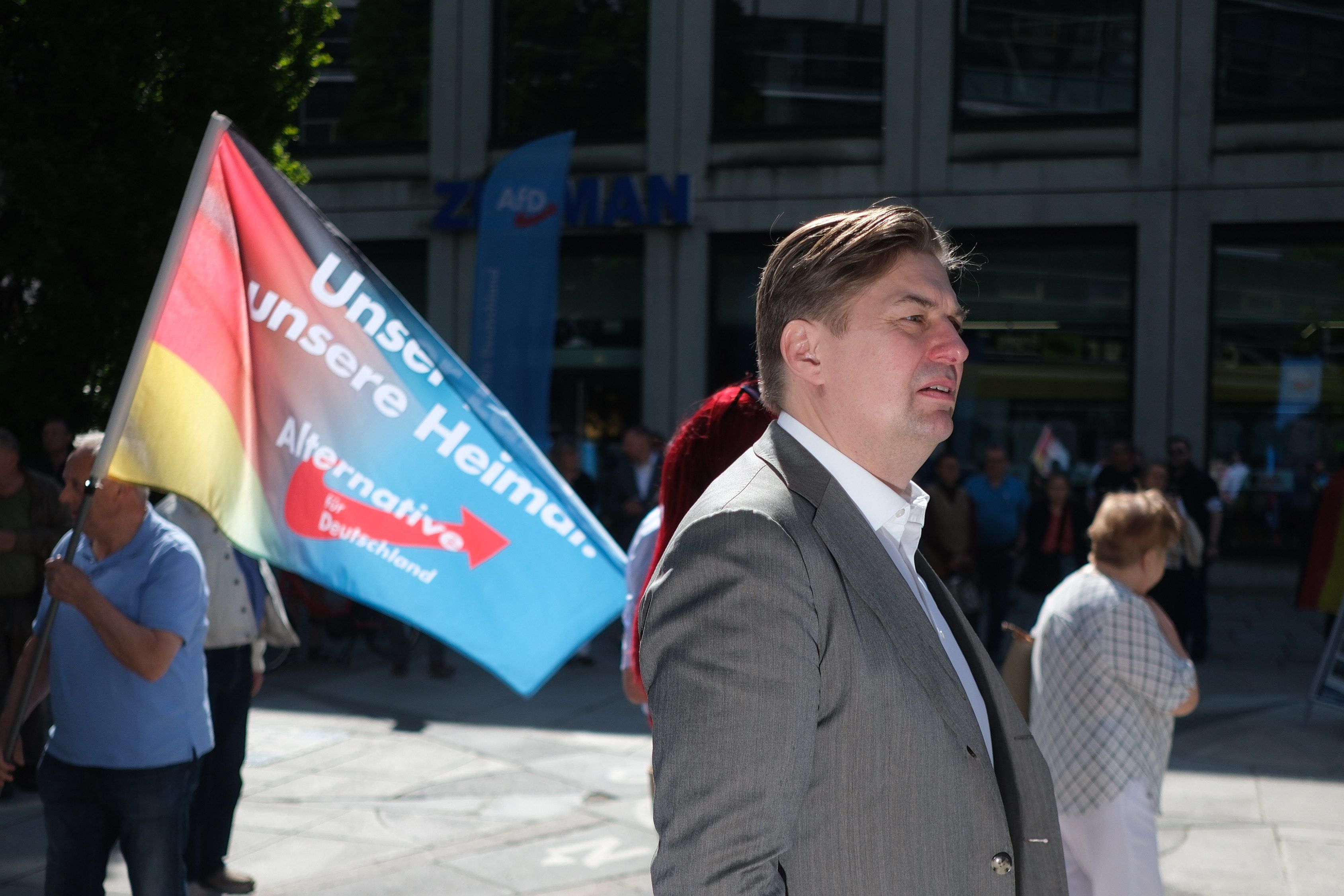 Maximilian Krah, Spitzenkandidat der AfD für die Europawahl, steht am Rande einer Kundgebung seiner Partei.