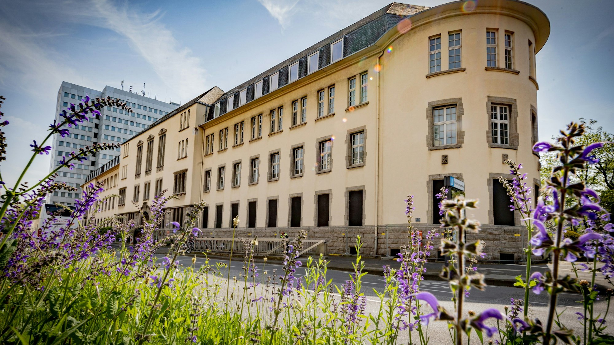 Der frühere Sitz der Oberfinanzdirektion an der Riehler Straße