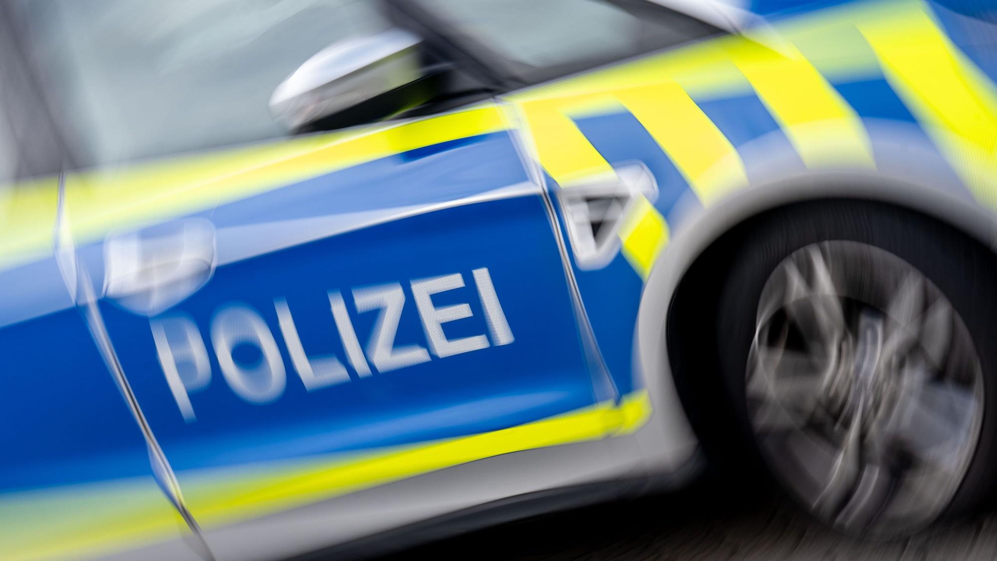 Ein Polizeifahrzeug steht auf dem Parkplatz. (Symbolbild)
