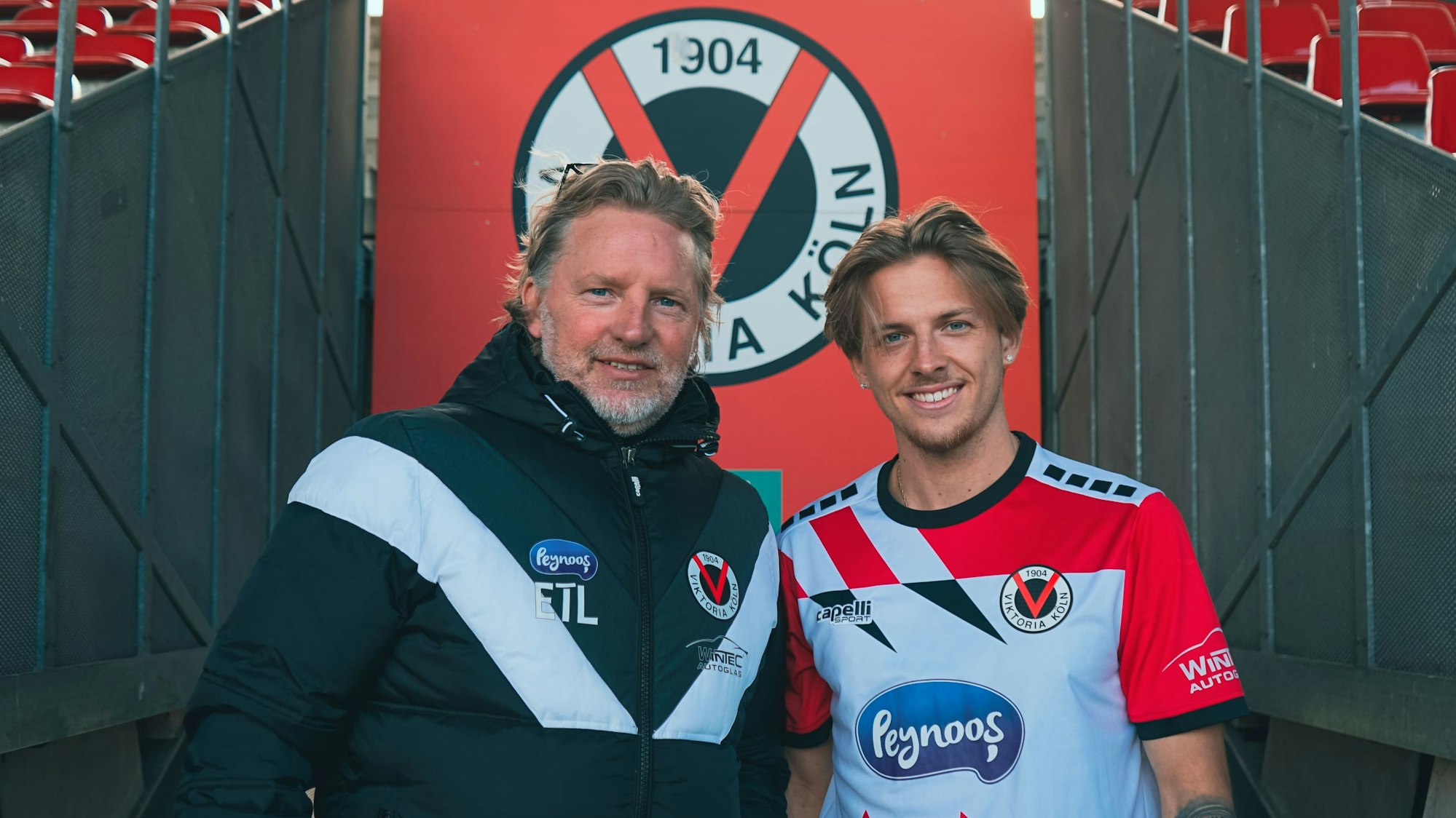 Stephan Küsters, Sportlicher Leiter von Viktoria Köln (l.) mit Zugang Robin Velasco