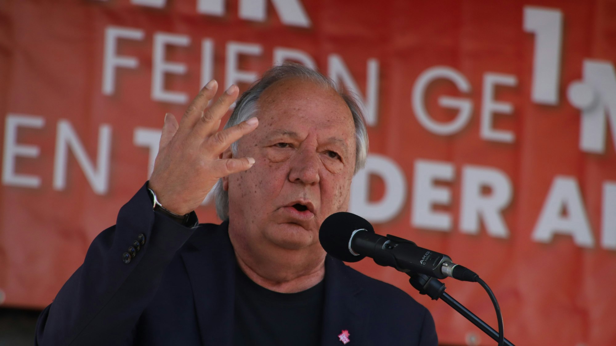 Der Kölner Kabarettist Wilfried Schmickler fand scharfe Worte, vor allem gegen FDP, AfD und „die beleidigte Schnuller-Schnute Friedrich Merz“.