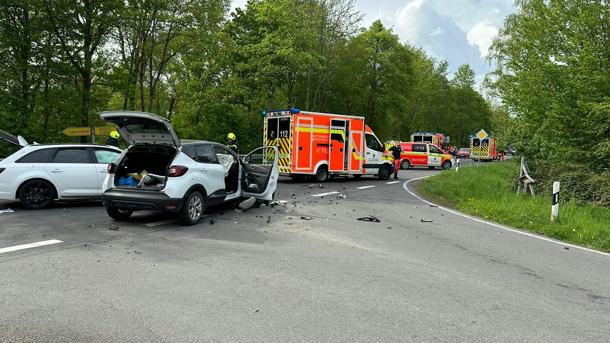 Bei einem Unfall auf der K7 in Windeck sind vier Menschen verletzt worden, vier Rettungswagen und ein Notarzt waren neben der Feuerwehr im Einsatz.
