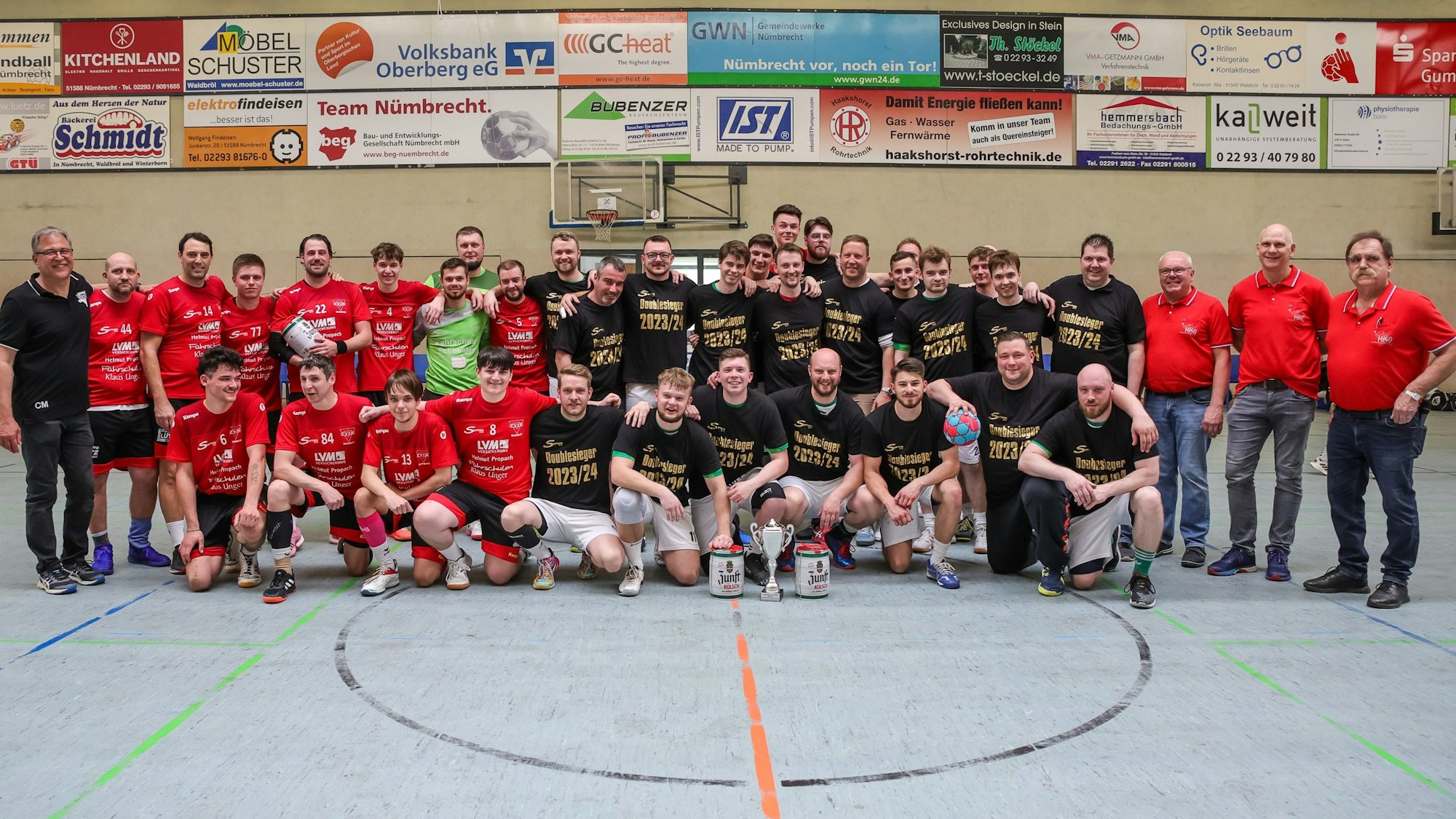 Die Mannschaften des CVJM Waldbröl und der HSG Marienheide/Müllenbach haben sich zum gemeinsamen Foto aufgestellt.