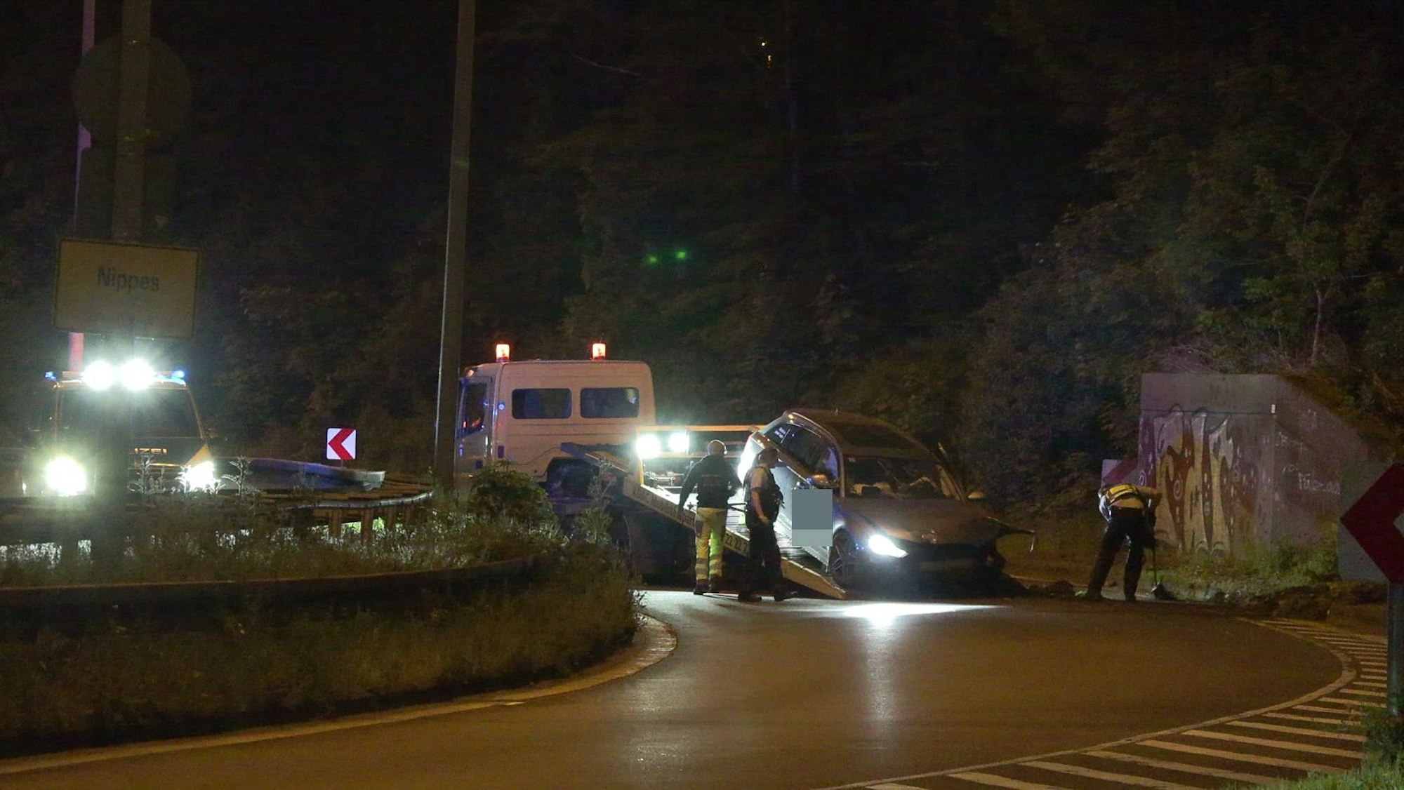 In der Nacht zum 1. Mai 2024 hat sich auf der A57 in Köln an der Abfahrt zur Inneren Kanalstraße ein Unfall ereignet.