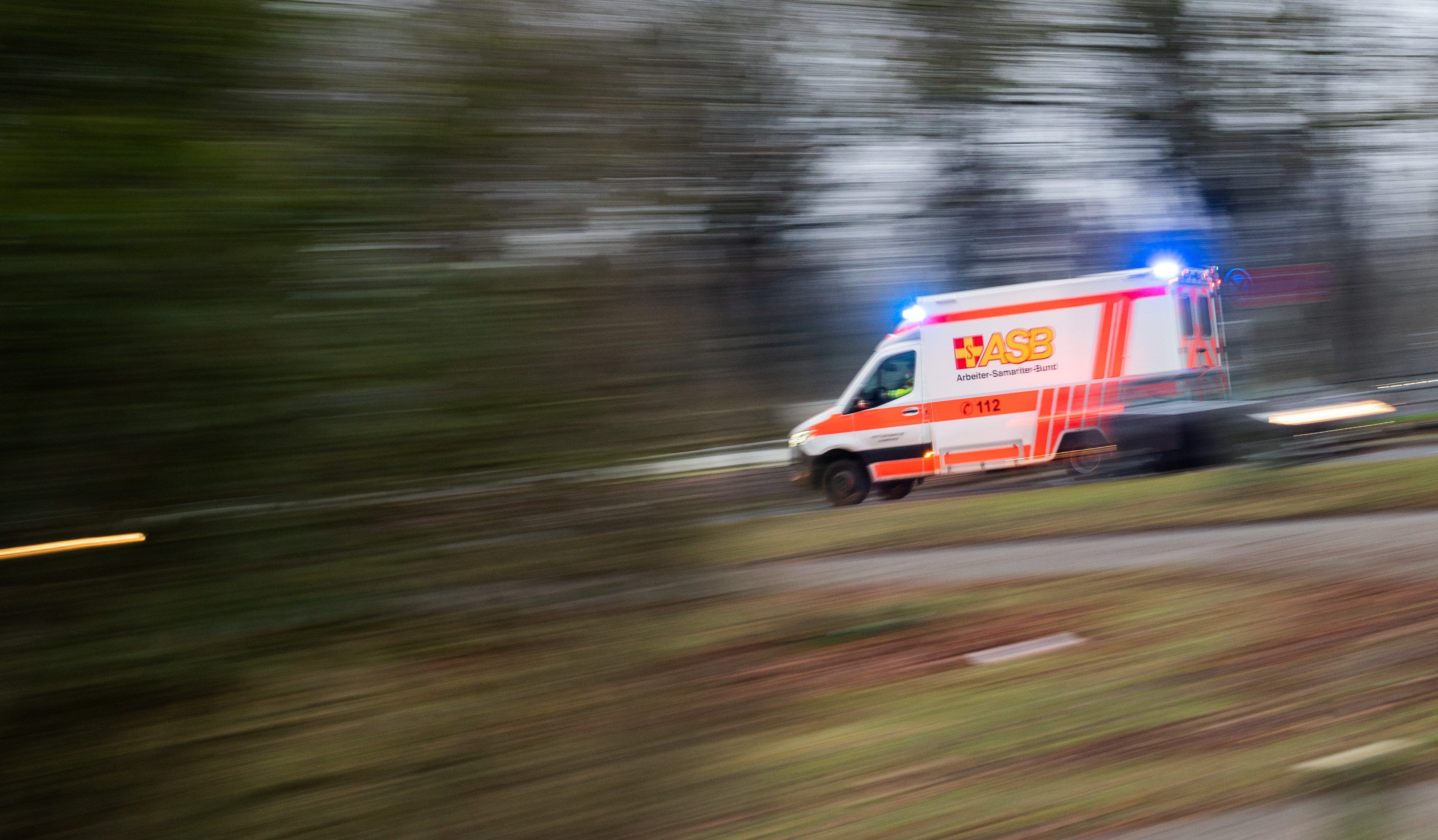 ARCHIV - 13.01.2022, Niedersachsen, Hannover: Ein Rettungswagen ist mit Blaulicht im Einsatz. (zu dpa: «Radfahrer nach Zusammenstoß mit Auto in Lebensgefahr») Foto: Julian Stratenschulte/dpa +++ dpa-Bildfunk +++