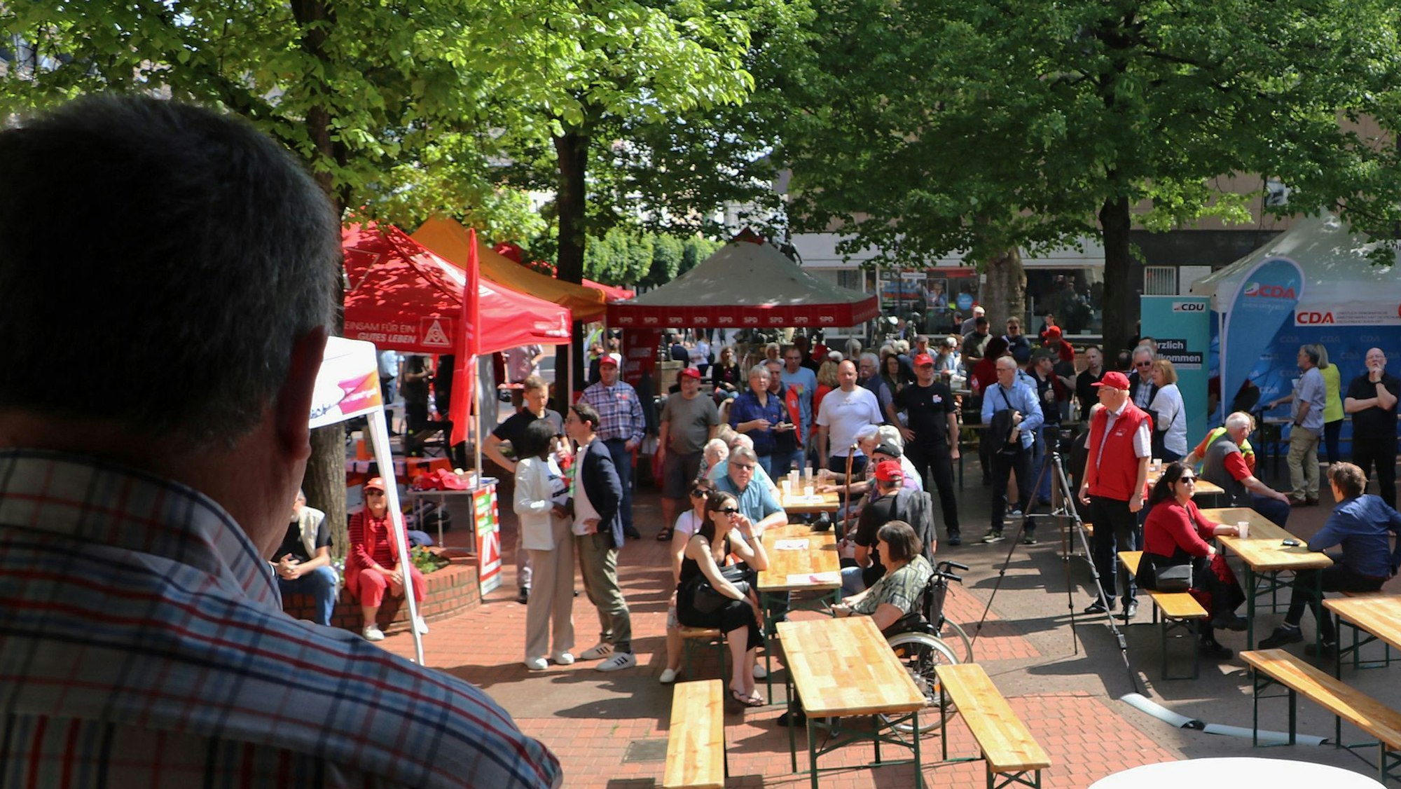 Die sonnigen Plätze blieben nahezu leer, man hörte lieber im Schatten den Rednern zu.