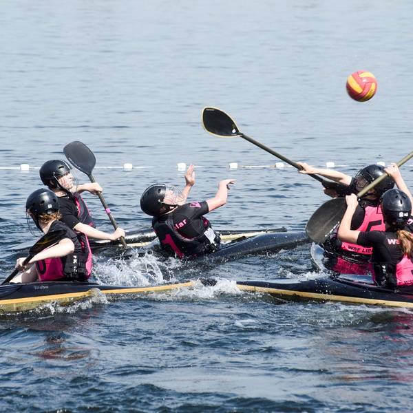Kanupolospieler auf dem Liblarer See.