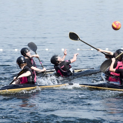 Kanupolospieler auf dem Liblarer See.