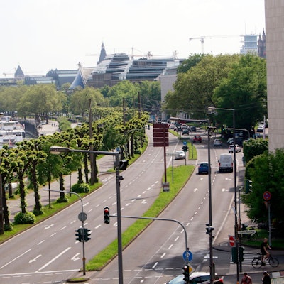 Vogelblick auf das Konrad-Adenauer-Ufer in Köln