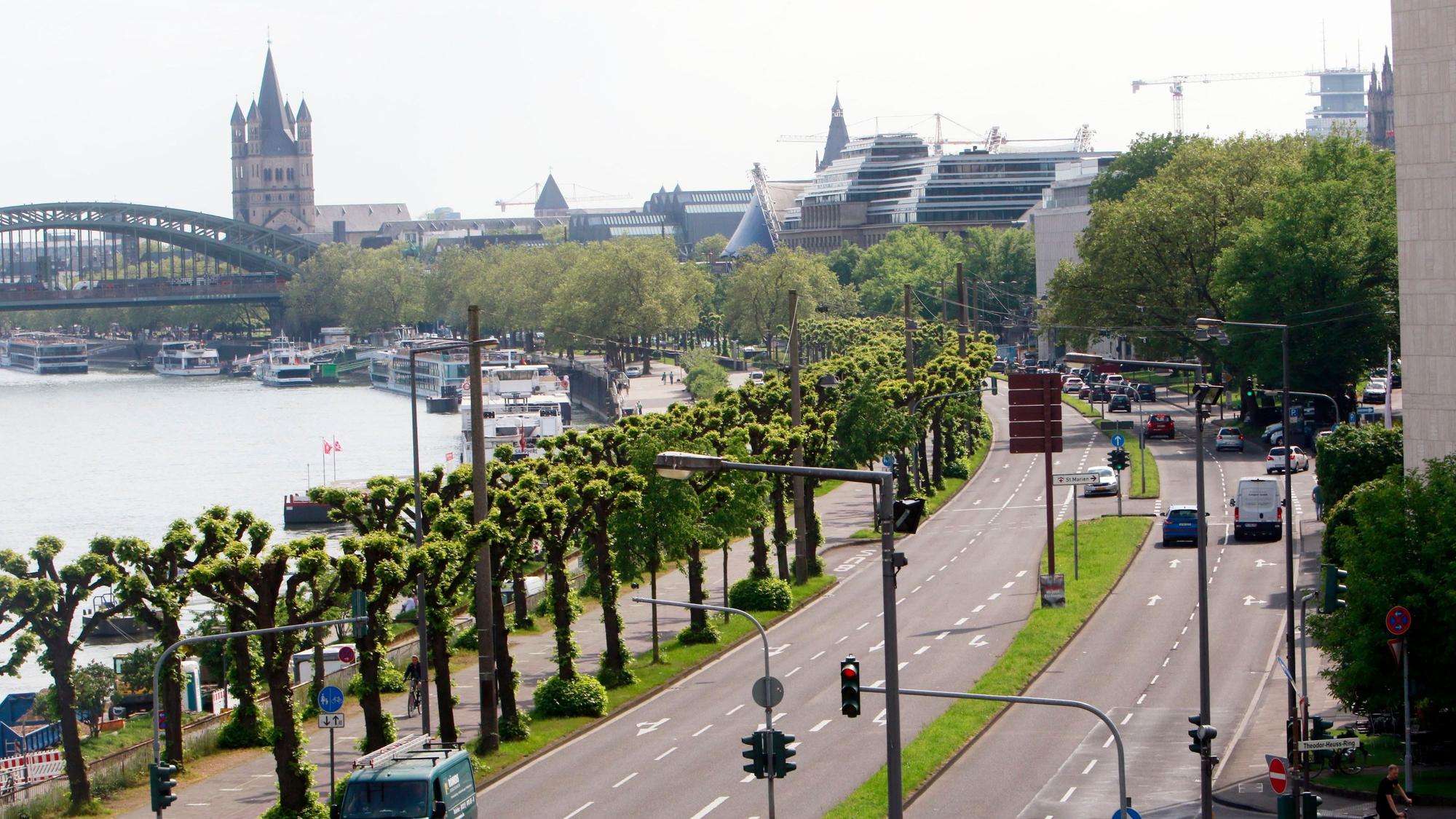 Vogelblick auf das Konrad-Adenauer-Ufer in Köln
