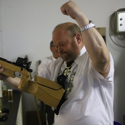Dietmar Lütz ballte die Faust nach dem letzten Schuss beim Königsschießen der Schützenbruderschaft St. Hubertus Hennef-Warth.