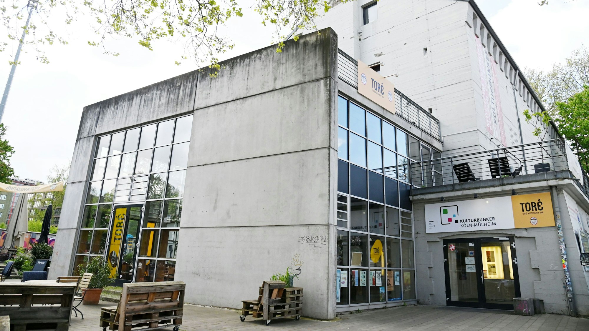 Ein Gebäude aus Beton und Glas: der Kulturbunker Köln-Mülheim.