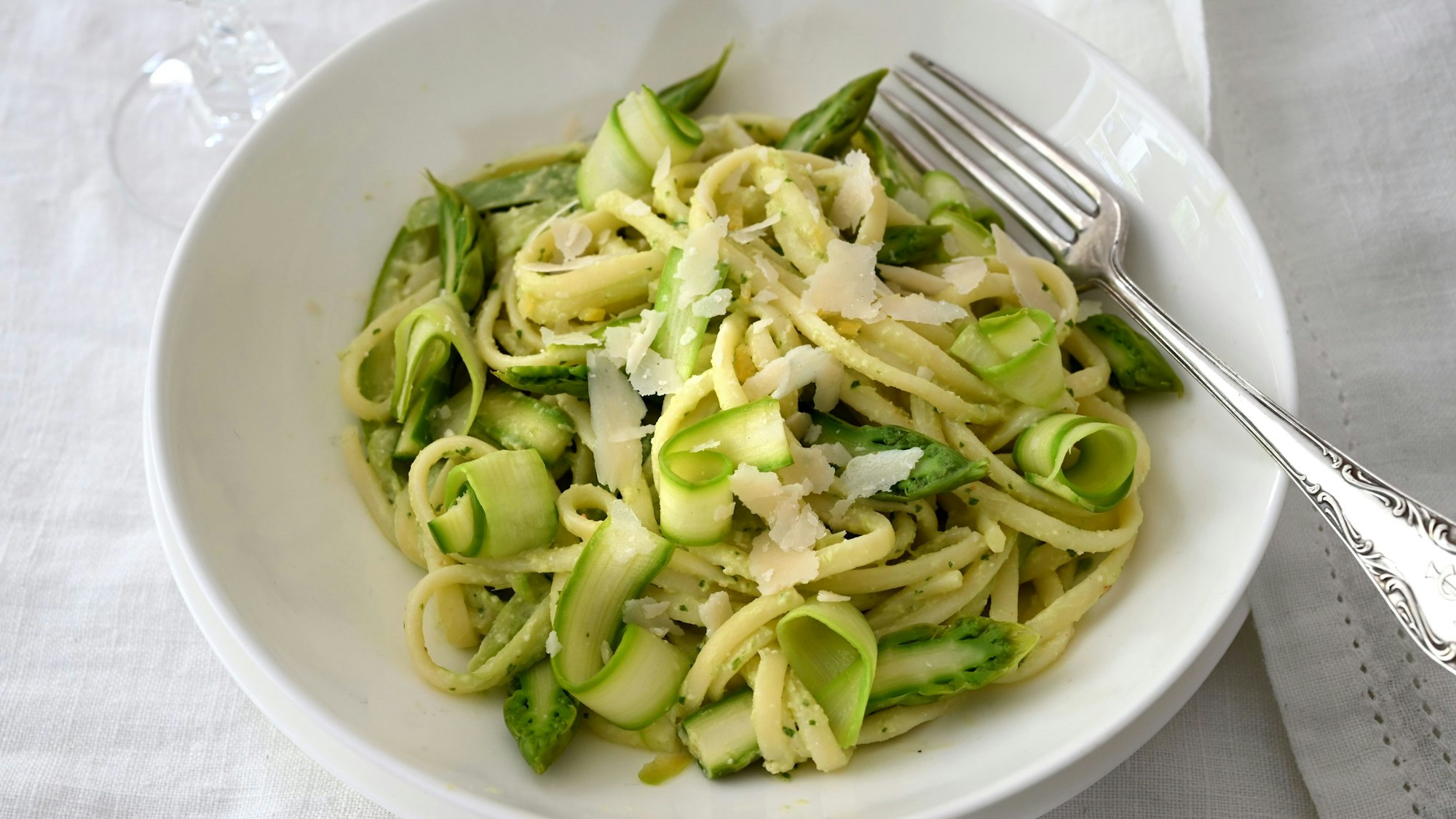 In einem Teller sind die Nudeln mit dem Spargel angerichtet.