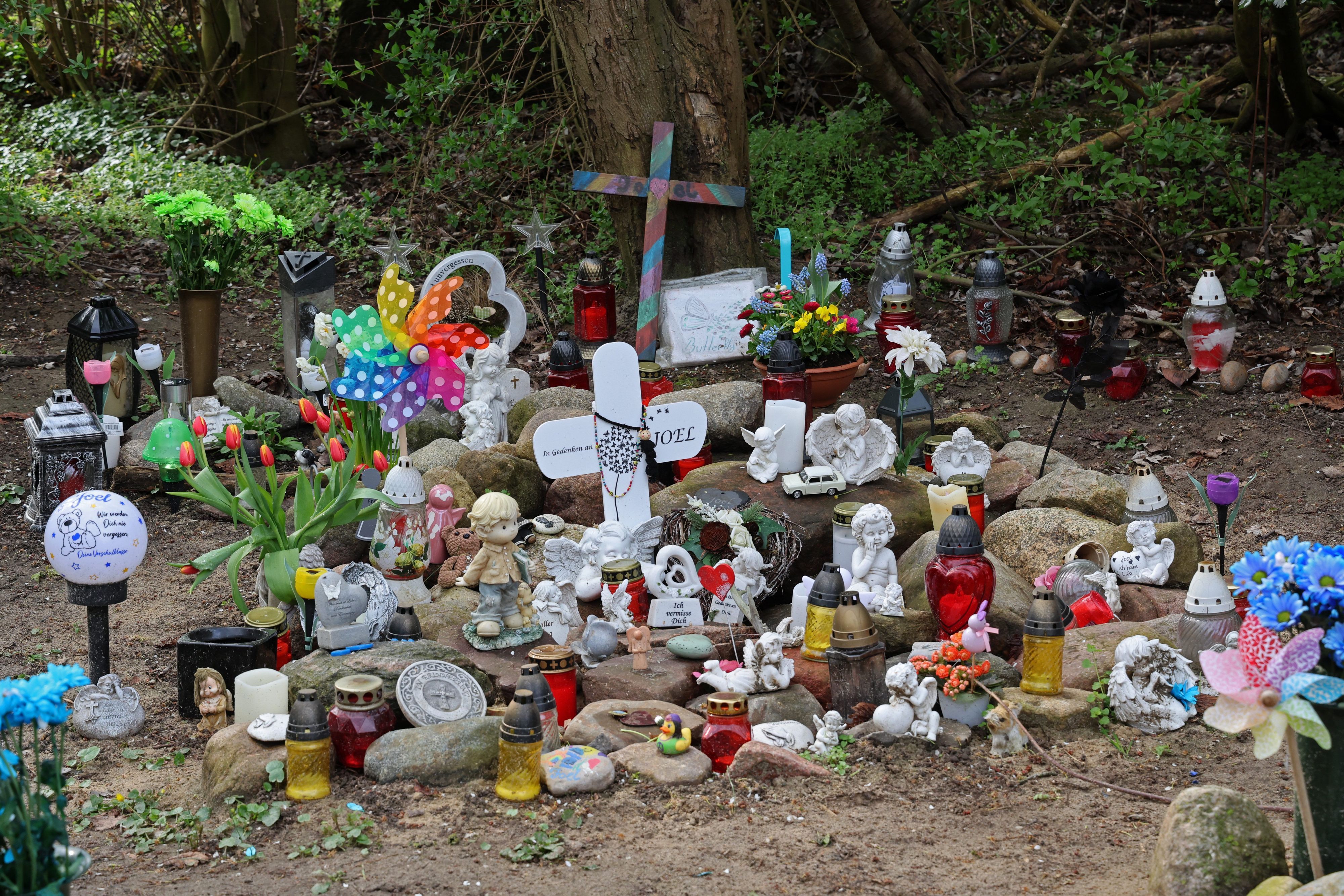 Kreuze, Figuren, Kerzen und Blumen stehen an der Stelle, wo der sechsjährige getötete Joel gefunden wurde.