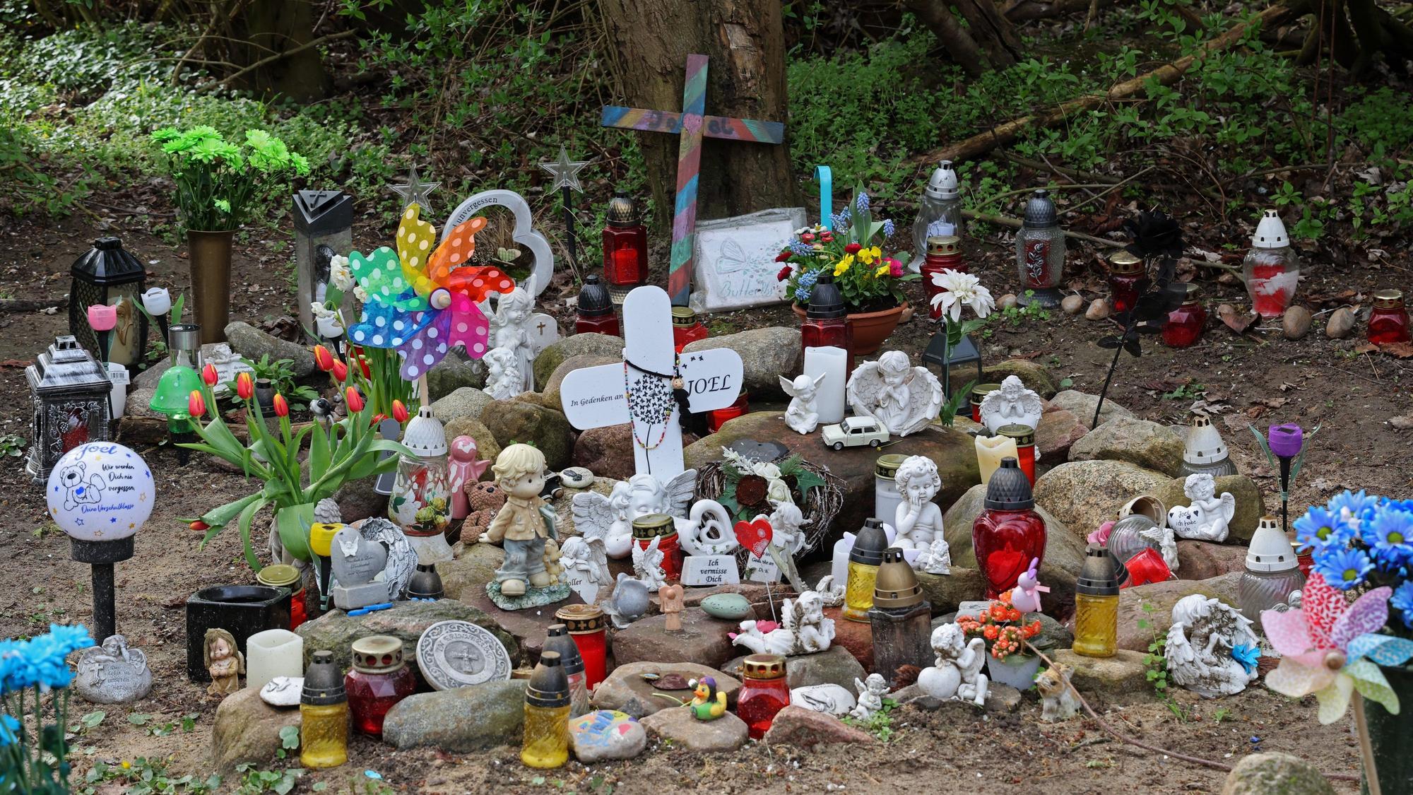 Kreuze, Figuren, Kerzen und Blumen stehen an der Stelle, wo der sechsjährige getötete Joel gefunden wurde.