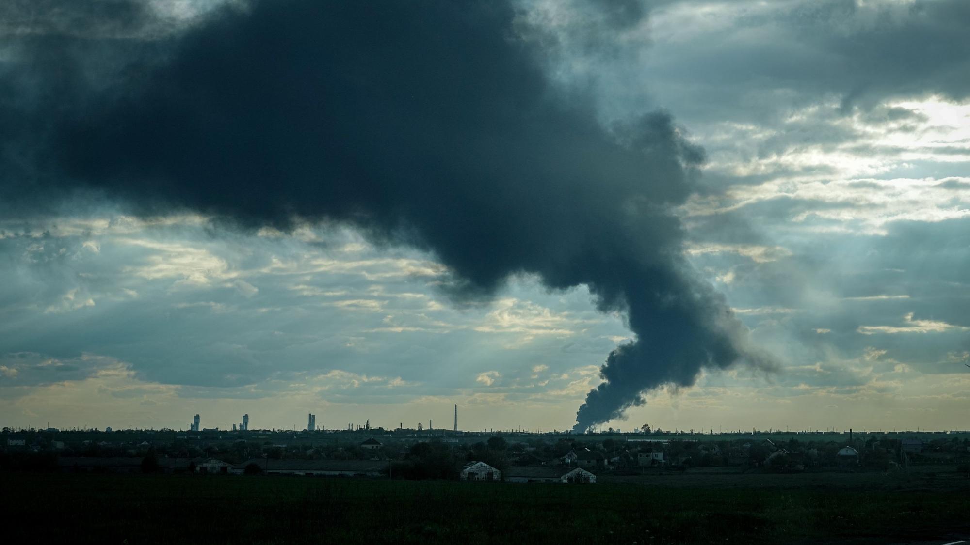 Eine riesige Rauchsäule steigt nach einem russischen Raketenangriff über Odessa auf. Russland terrorisiert ukrainische Städte weiterhin mit Luftangriffen.