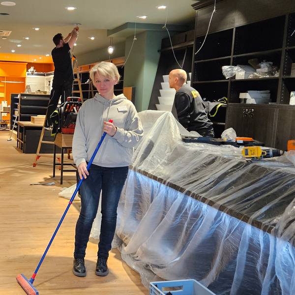 Handwerker arbeiten in einem Ladenlokal.
