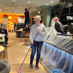 Handwerker arbeiten in einem Ladenlokal.