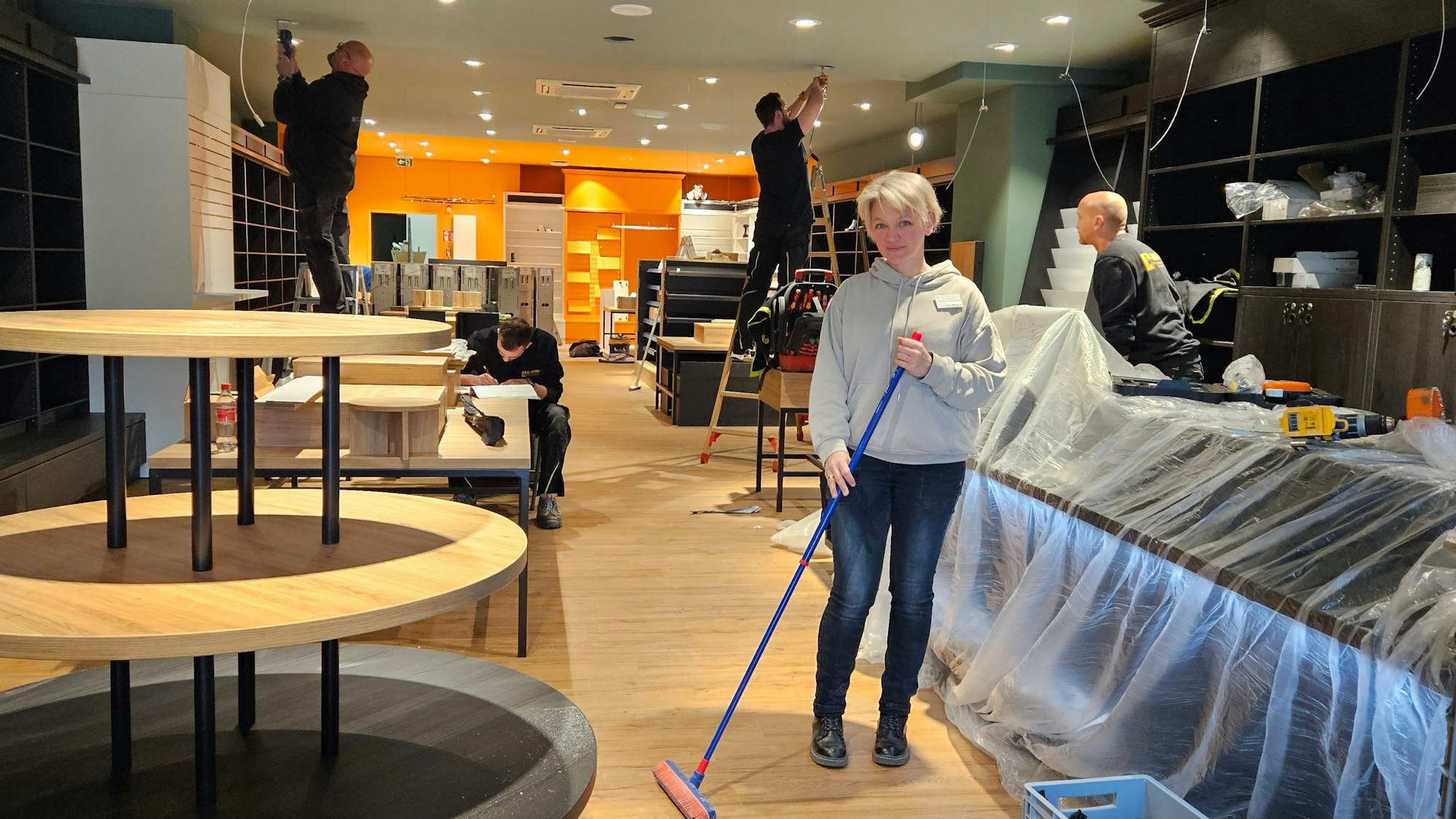 Handwerker arbeiten in einem Ladenlokal.