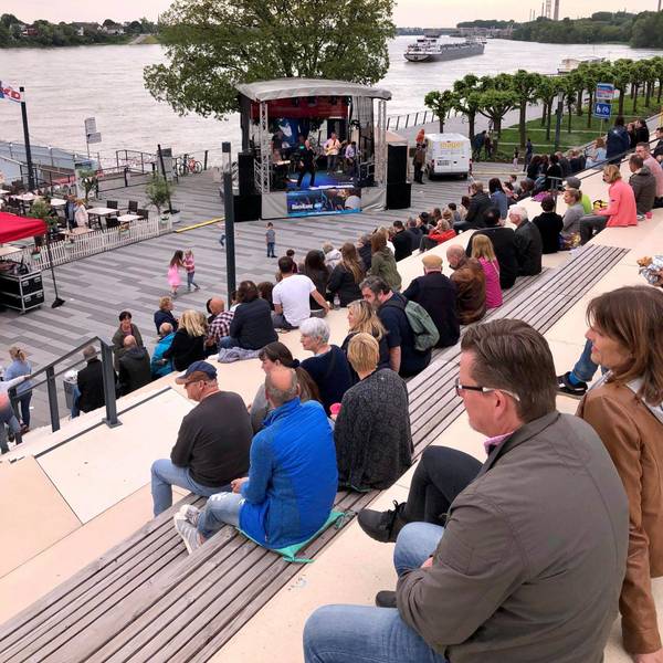 Zu sehen sind die Besucher des Festivals am Wesselinger Rheinufer.
