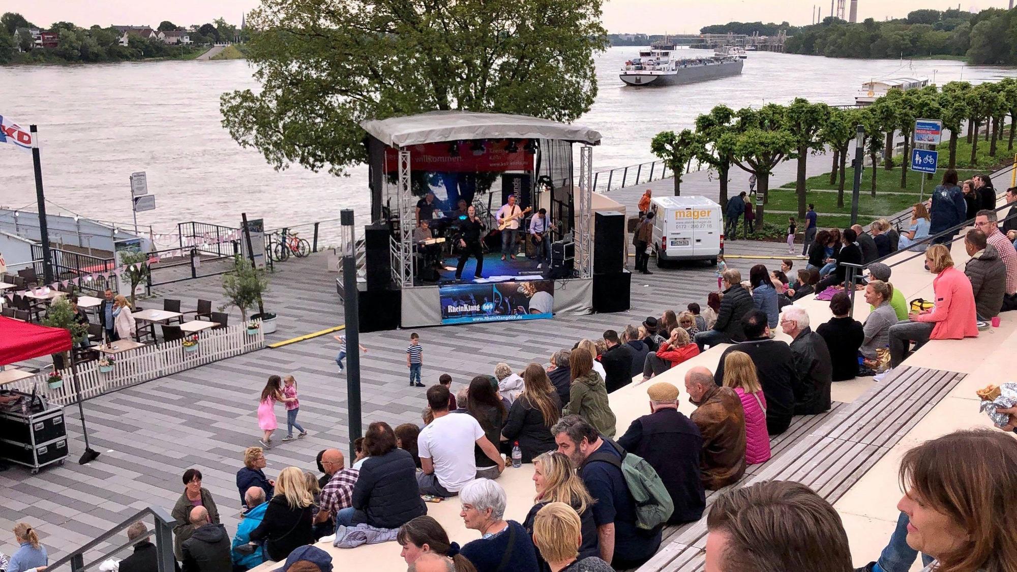 Zu sehen sind die Besucher des Festivals am Wesselinger Rheinufer.