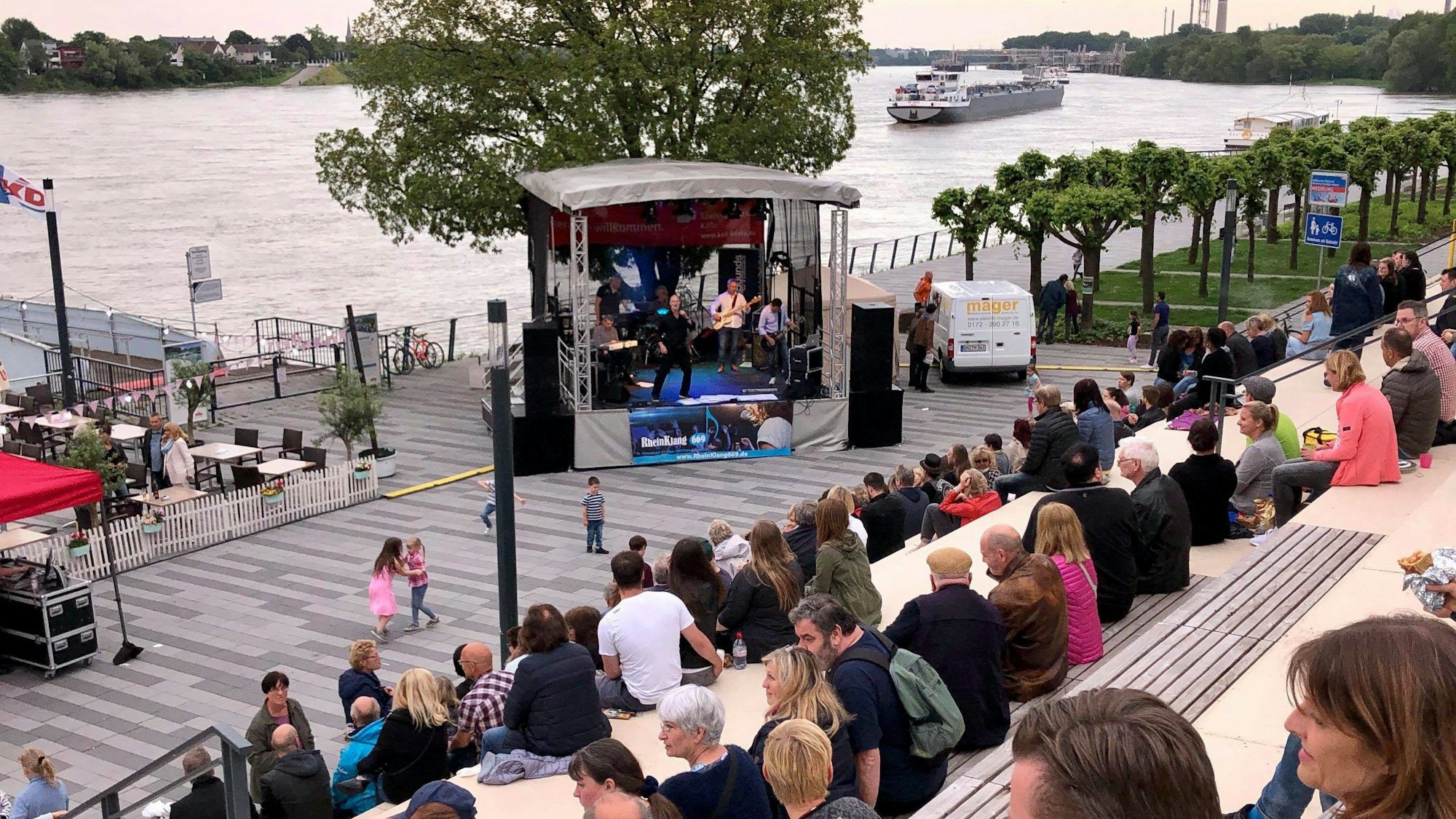 Zu sehen sind die Besucher des Festivals am Wesselinger Rheinufer.