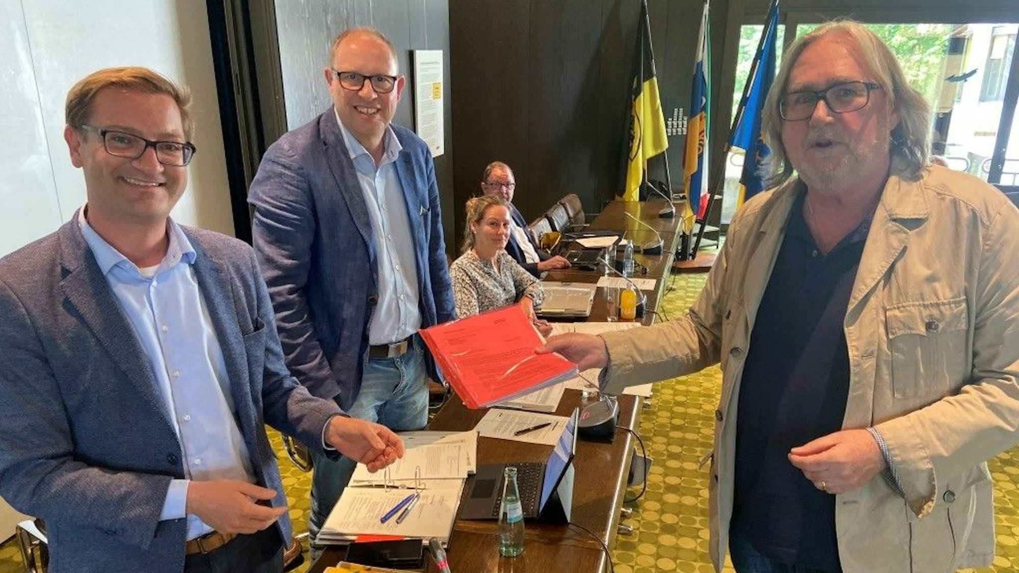 Auf dem Bild ist die Übergabe der Protestunterschriften zu sehen.