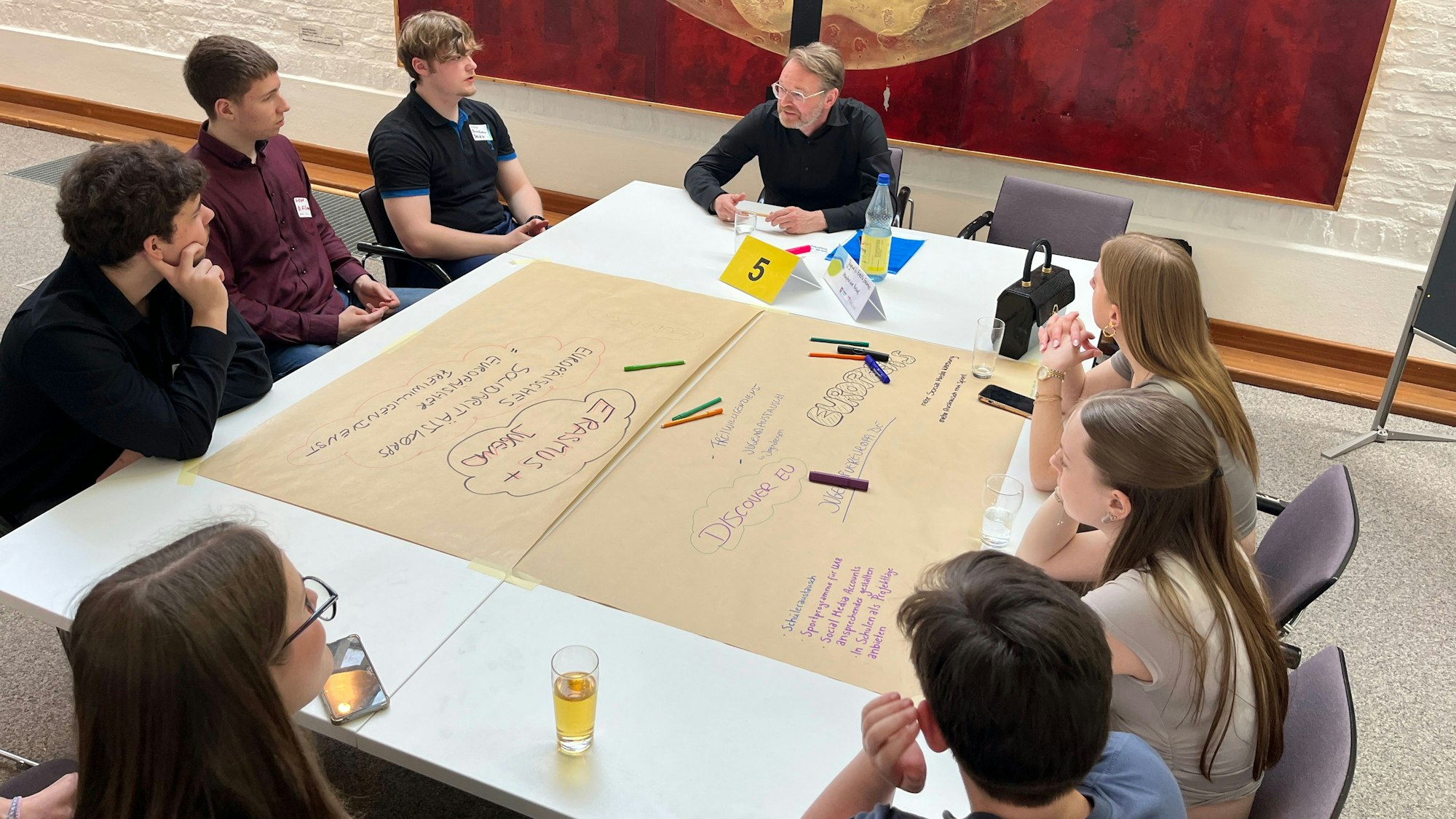 Die Vertreter der weiterführenden Schulen diskutierten beim Speeddebating intensiv zu Fragen rund um Europa.