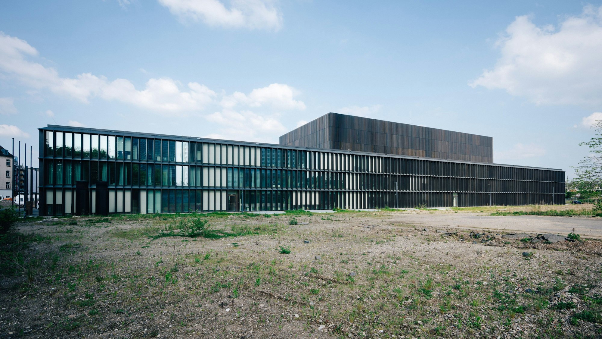 Am Eifelwall befindet sich das Stadtarchiv. Das Rheinische Bildarchiv ist ebenfalls in dem Gebäude untergebracht.