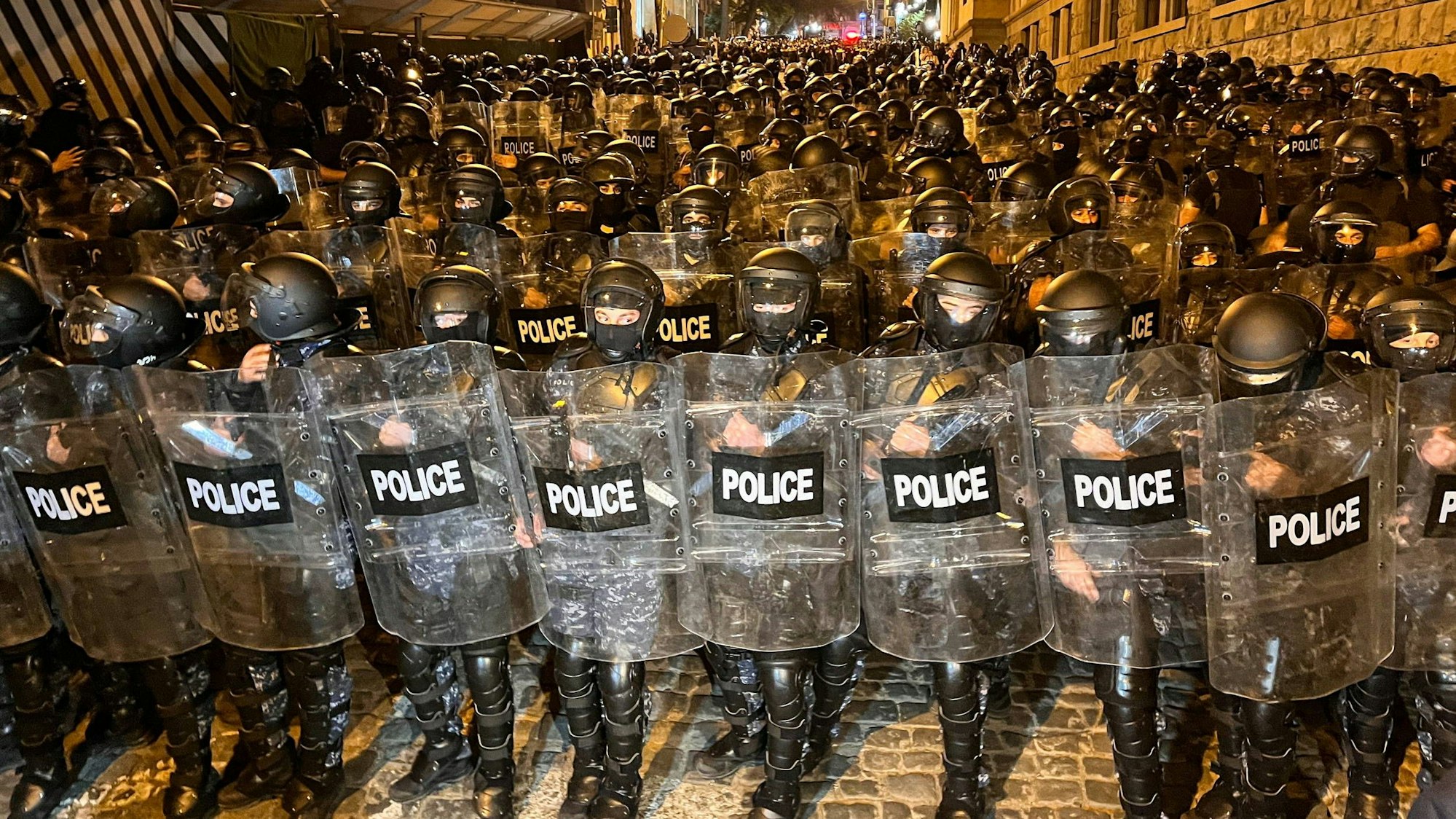 Polizisten formierten sich in der georgischen Hauptstadt Tiflis. Seit Wochen gibt es heftige Proteste gegen den Kurs der Regierung.