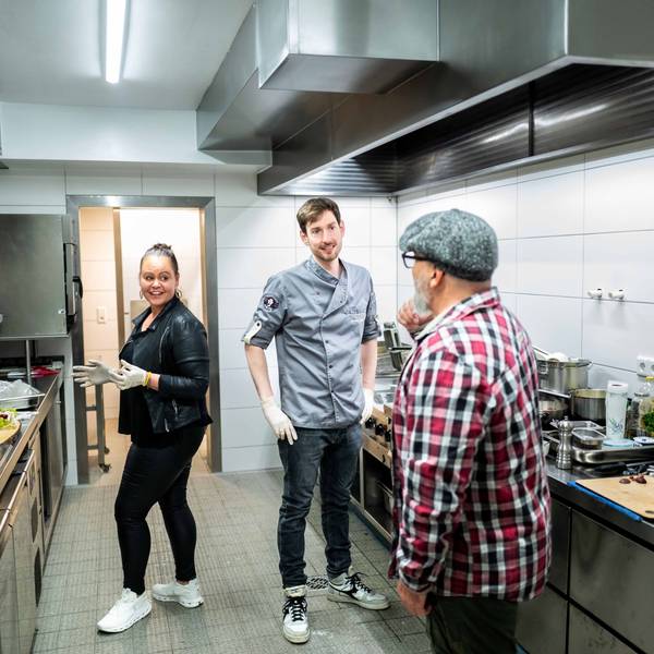Das Bild zeigt Tanja Milden, Jan-Frederic Baumbach und Johannes Bernd Moers in der Küche des Brauhauses.