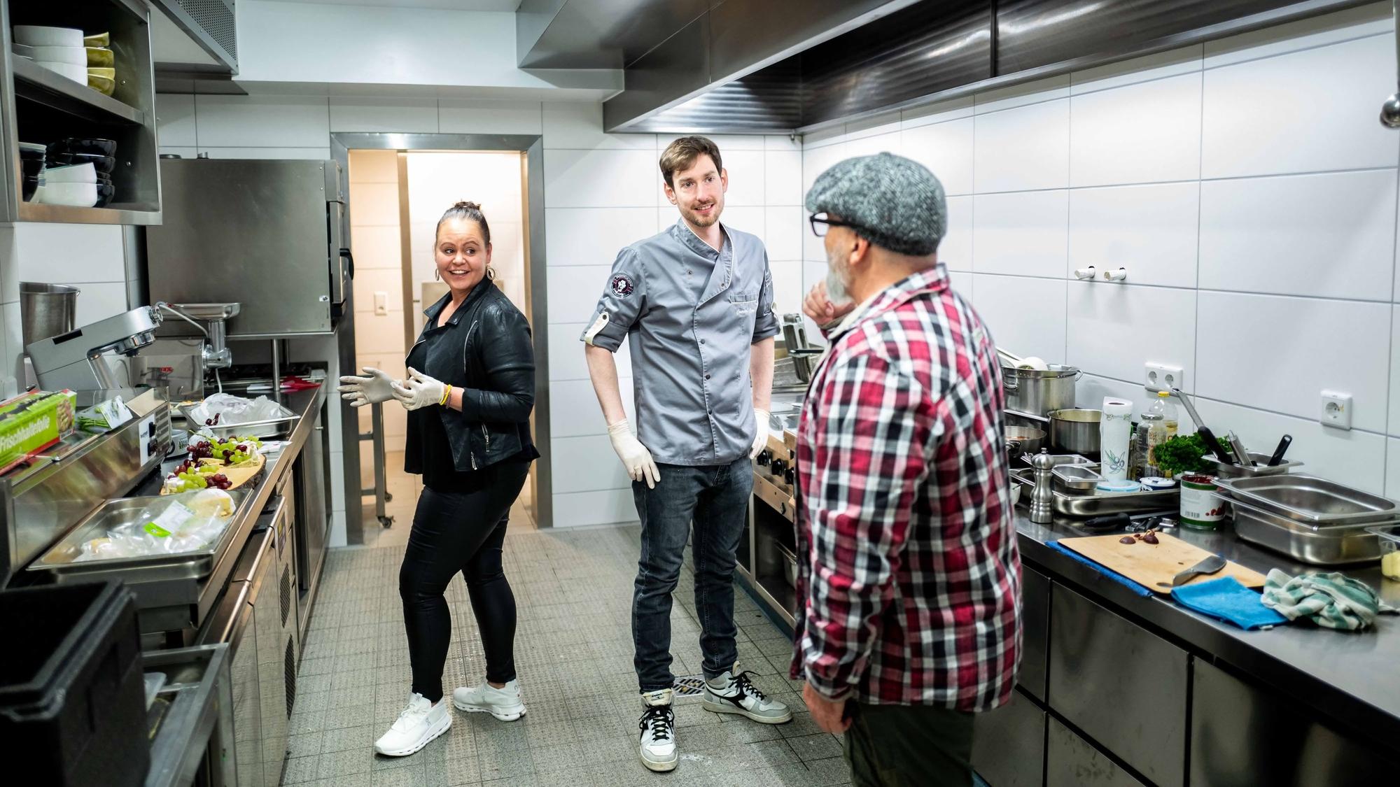 Das Bild zeigt Tanja Milden, Jan-Frederic Baumbach und Johannes Bernd Moers in der Küche des Brauhauses.