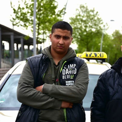 Yasin Smail (links) und Cengiz Karaman (rechts) leiden in Siegburg unter der Uber-Konkurrenz.