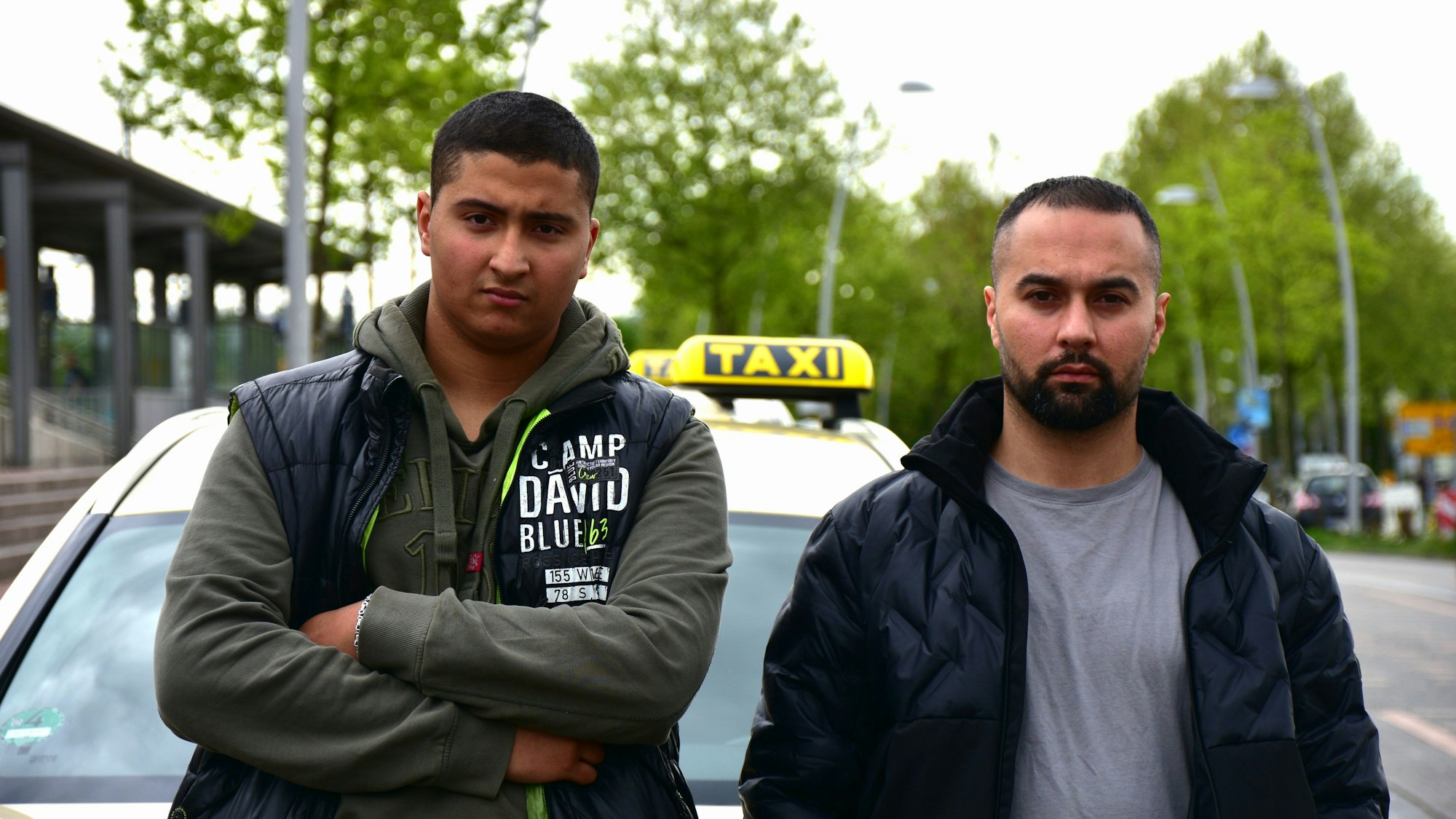 Yasin Smail (links) und Cengiz Karaman (rechts) leiden in Siegburg unter der Uber-Konkurrenz.