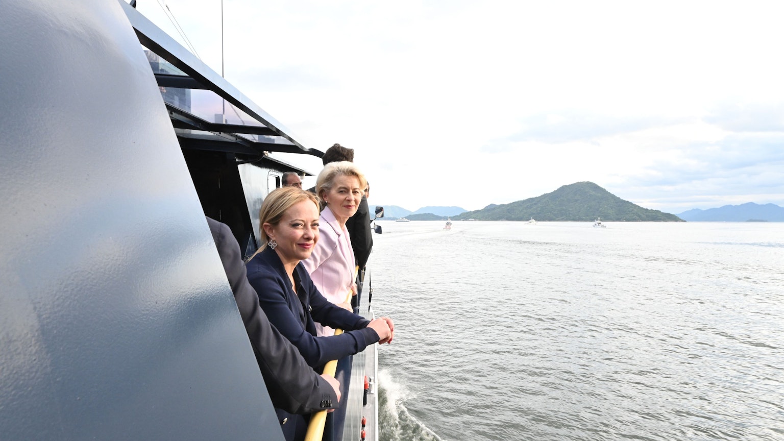 Giorgia Meloni (links) und Ursula von der Leyen stehen auf einem Schiff.